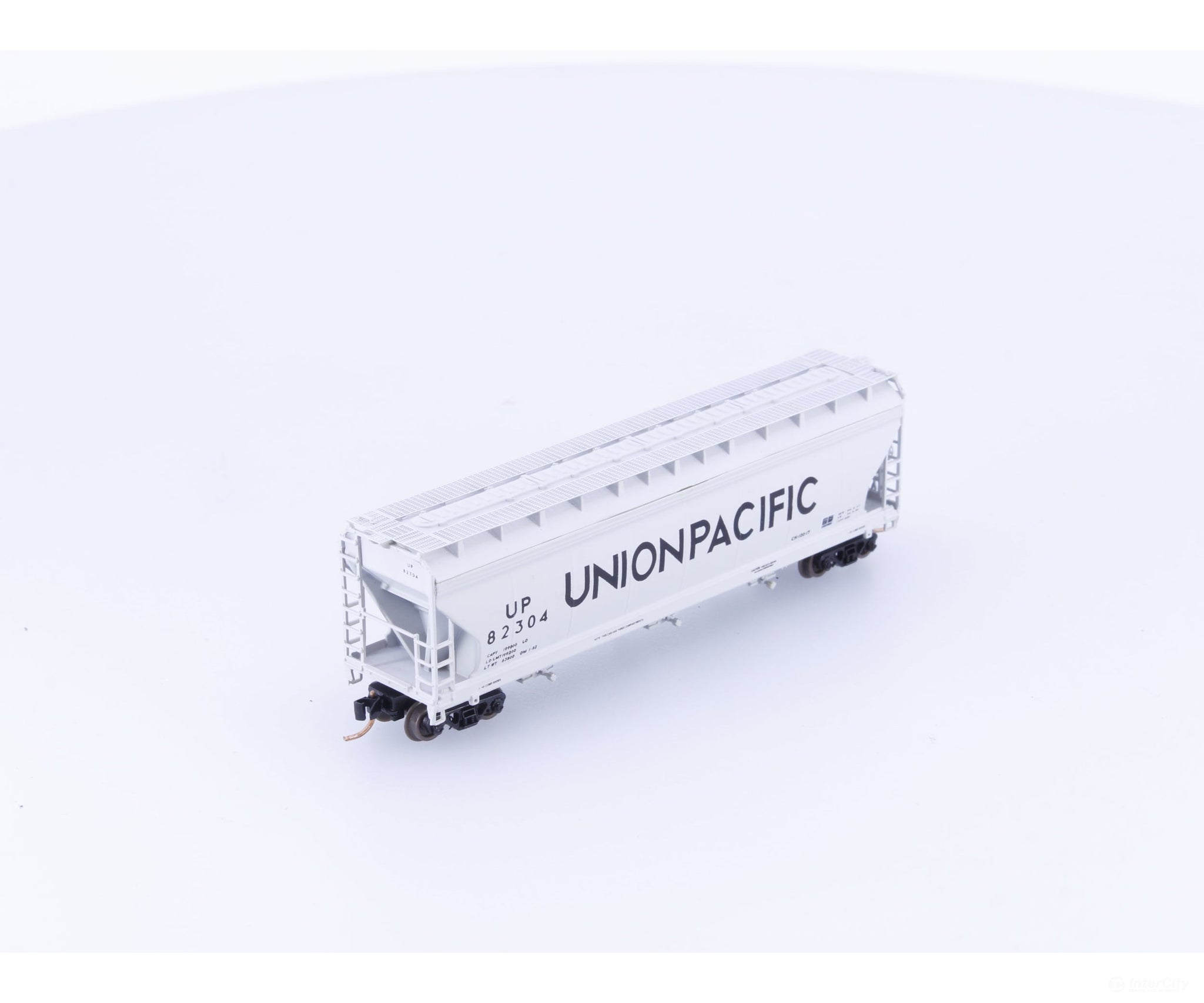 InterMountain 67008-16 N 3 Bay ACF Covered Hopper Union Pacific (UP) 82304 - Freight Cars