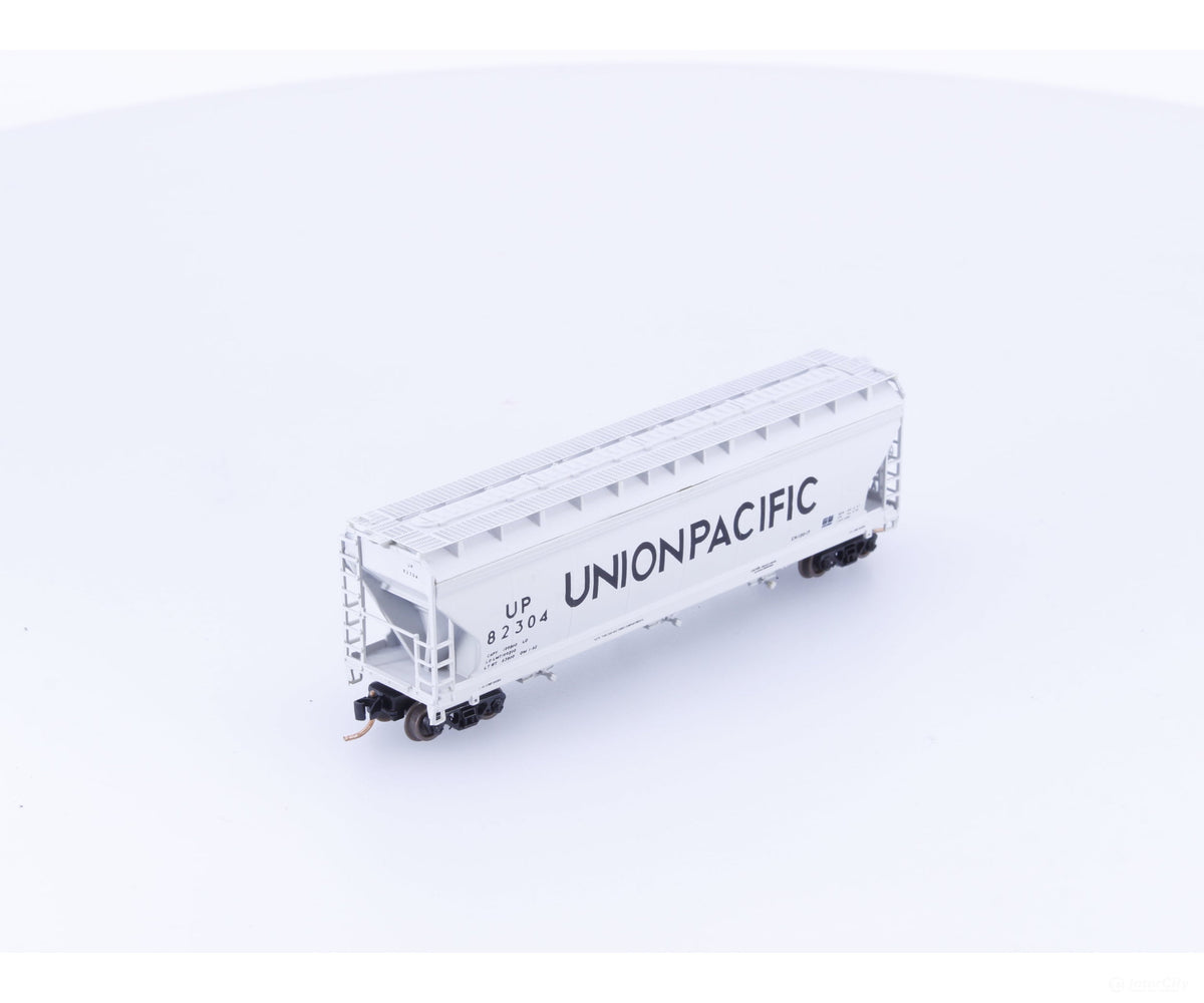 InterMountain 67008-16 N 3 Bay ACF Covered Hopper Union Pacific (UP) 82304 - Freight Cars