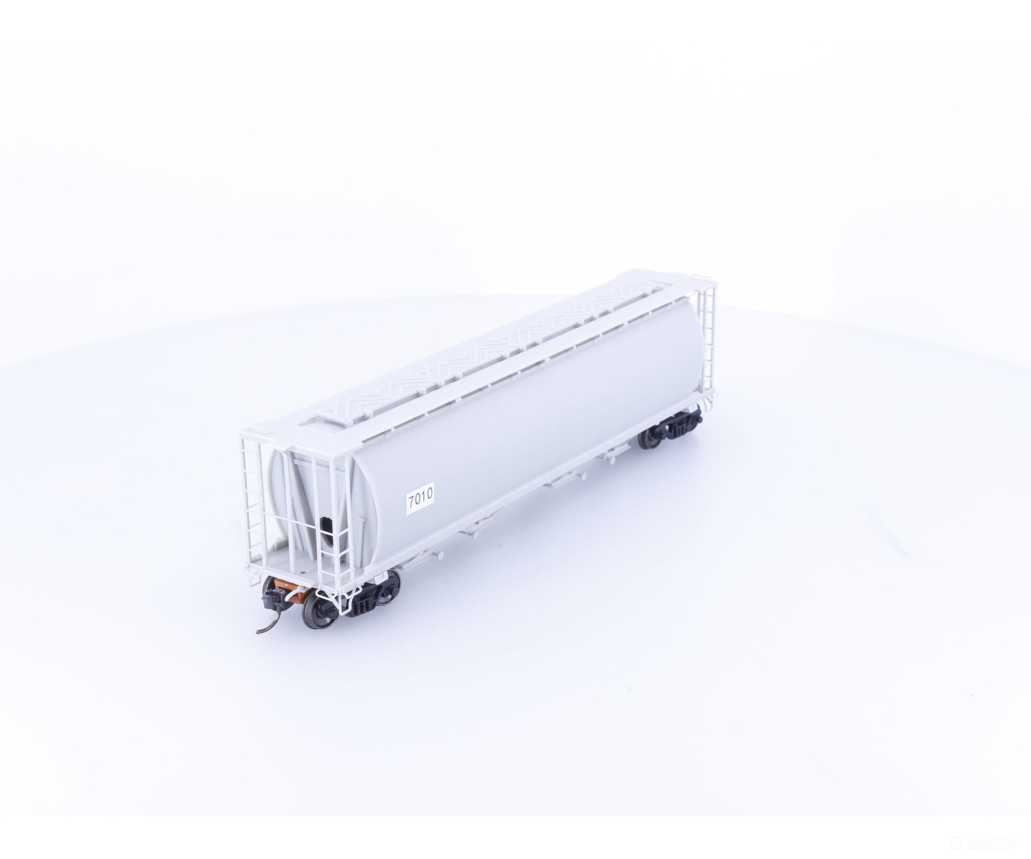 InterMountain 7010 HO 4 Bay Cylindrical Hopper Undecorated 7010 - Freight Cars