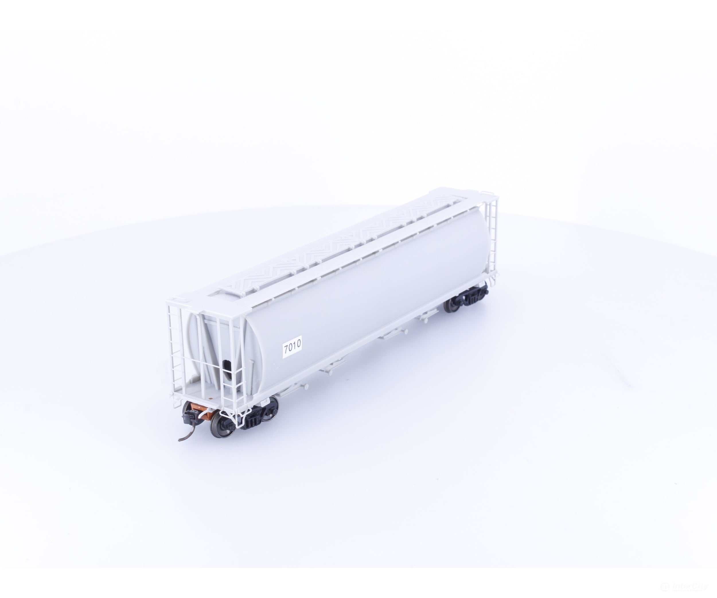 InterMountain 7010 HO 4 Bay Cylindrical Hopper Undecorated 7010 - Freight Cars