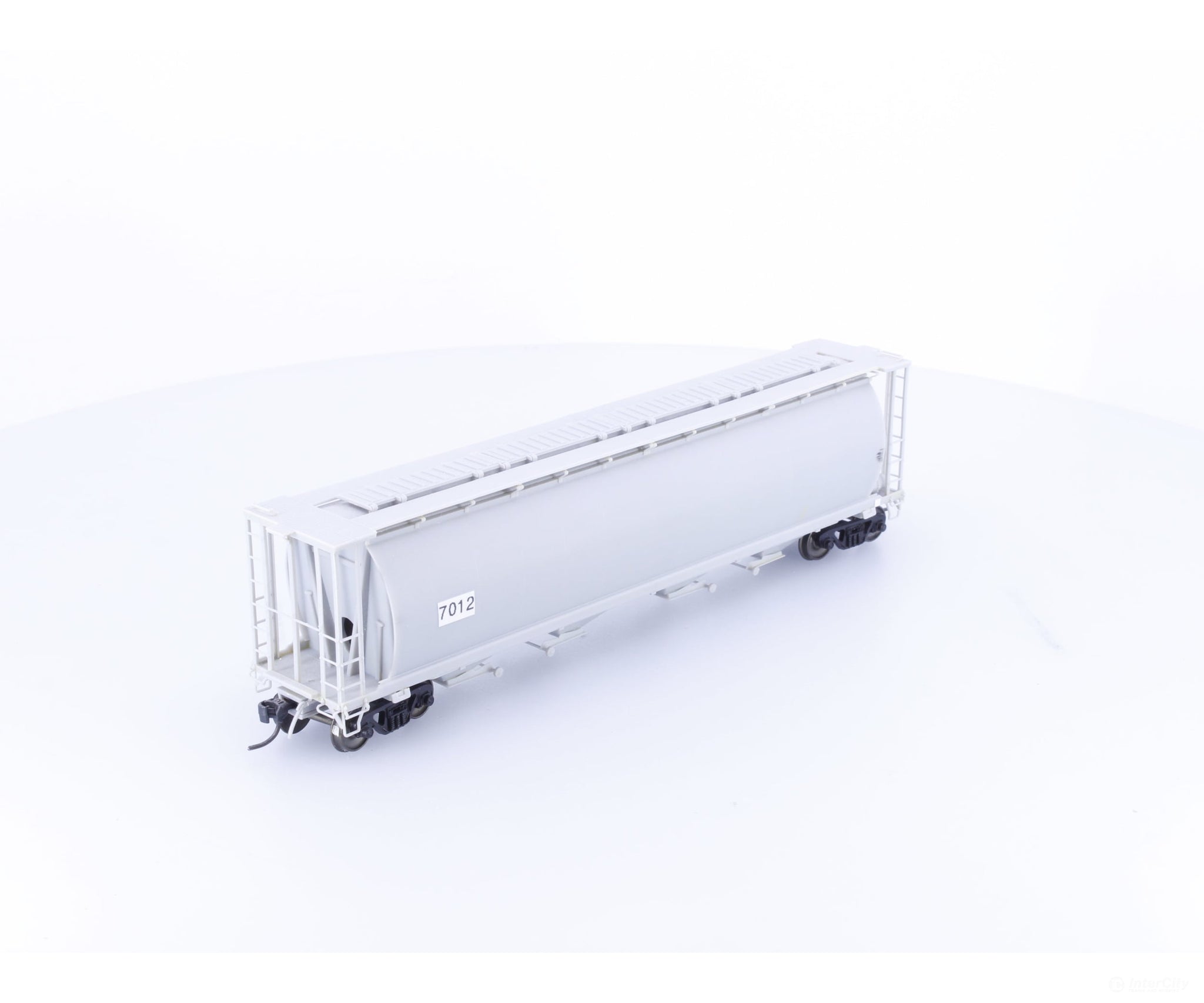 InterMountain 7012 HO 4 Bay Cylindrical Hopper Undecorated 7012 - Freight Cars