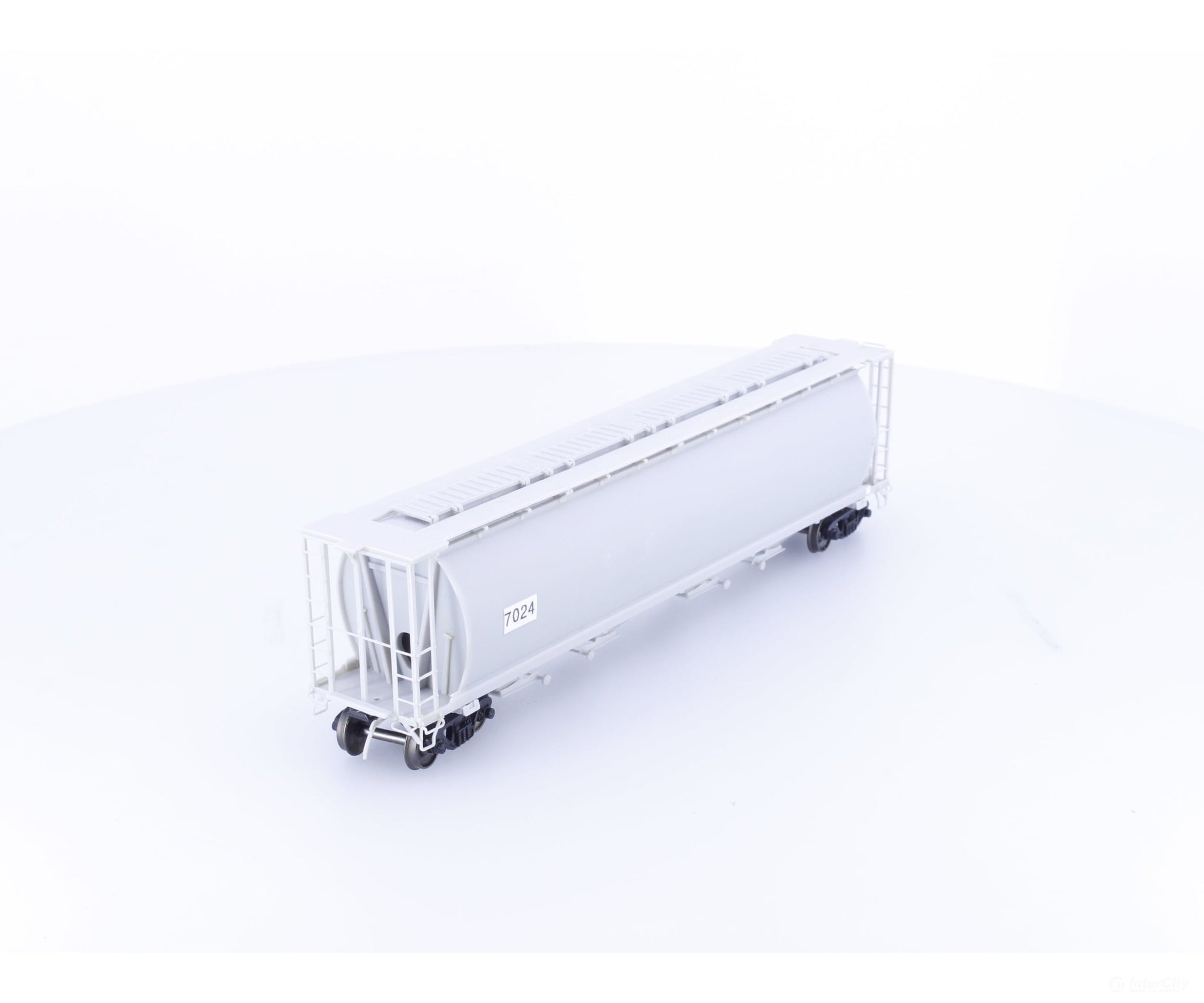 InterMountain 7024 HO 4 Bay Cylindrical Hopper Undecorated 7024 - Freight Cars