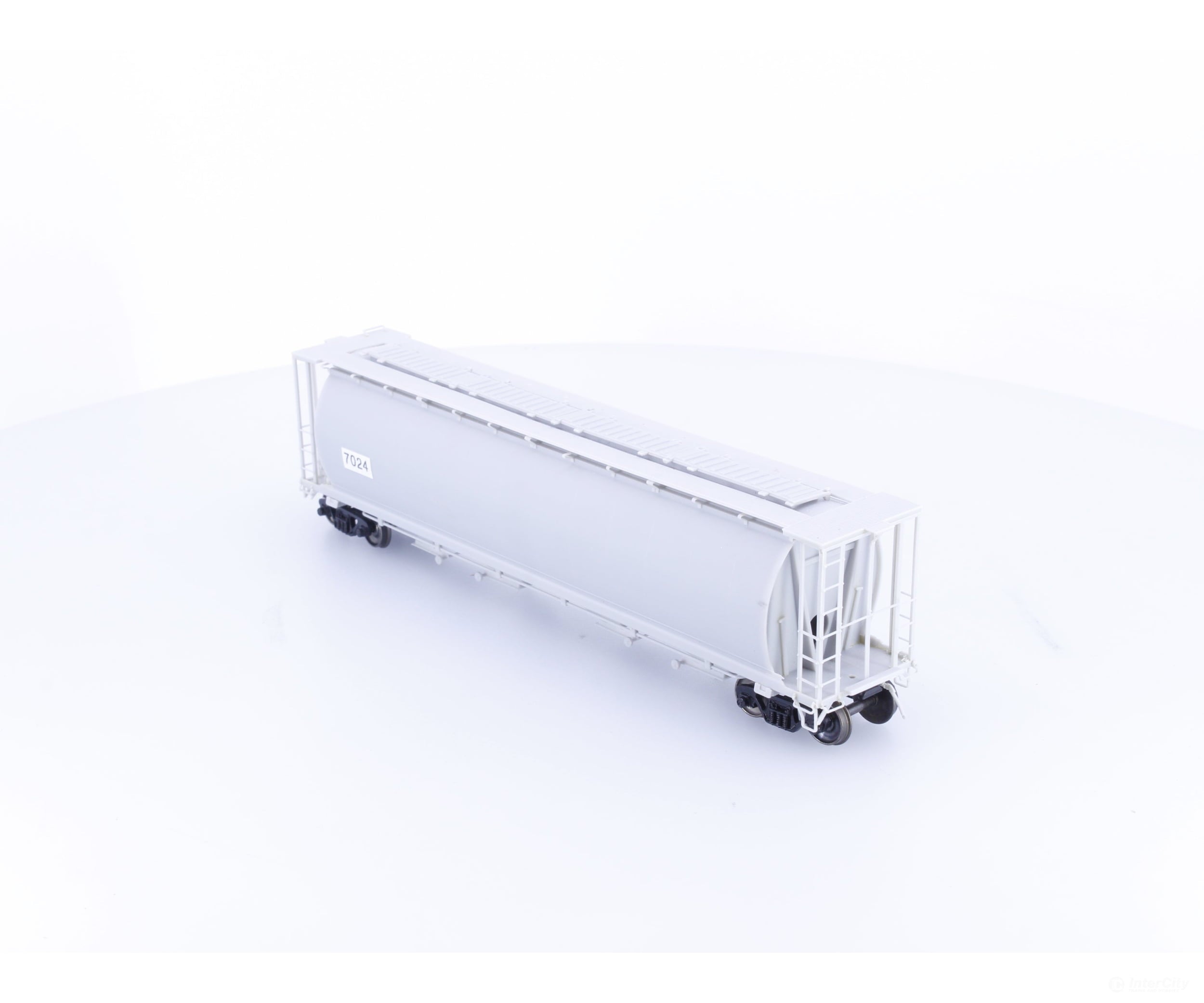InterMountain 7024 HO 4 Bay Cylindrical Hopper Undecorated 7024 - Freight Cars