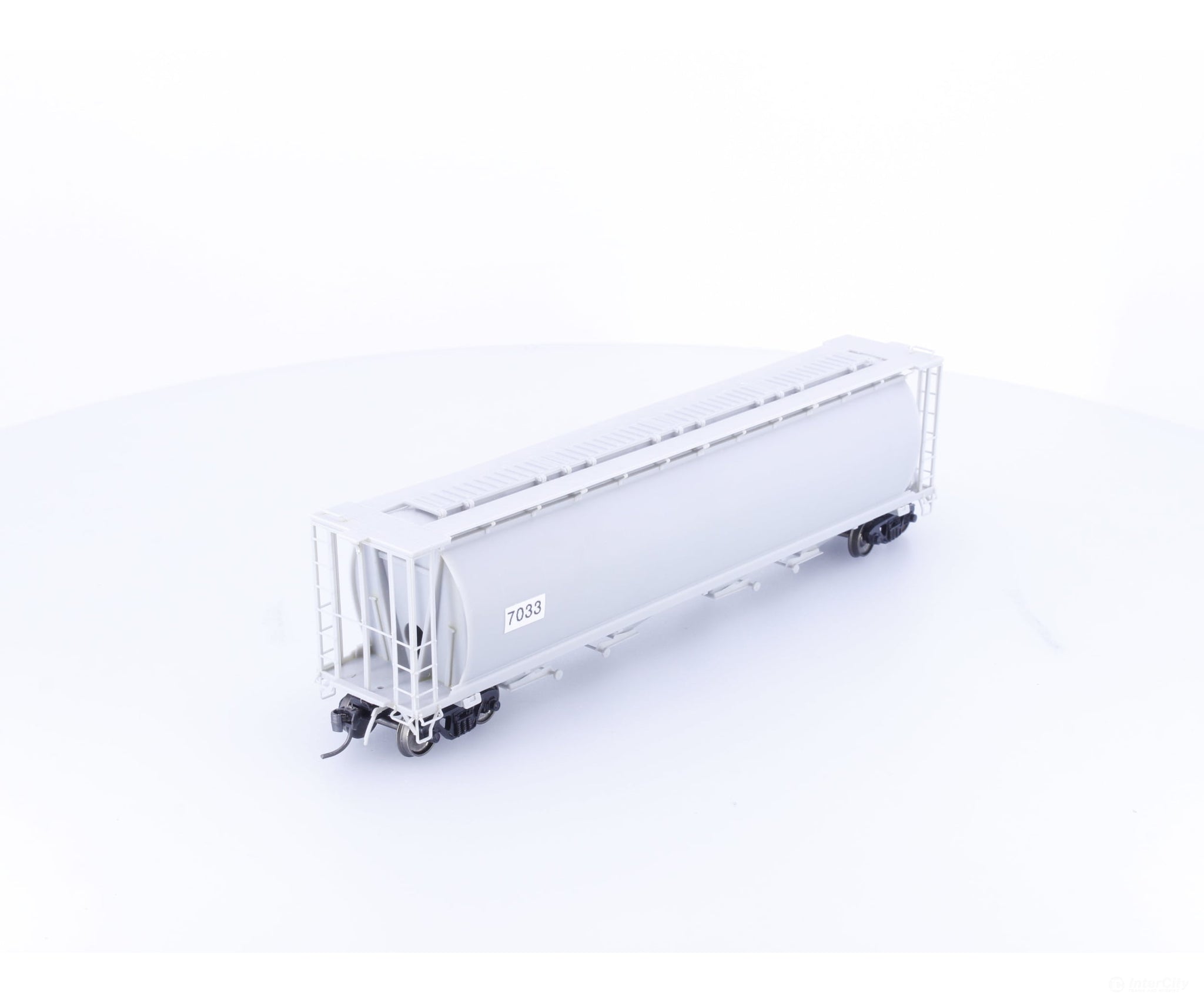 InterMountain 7033 HO 4 Bay Cylindrical Hopper Undecorated 7033 - Freight Cars