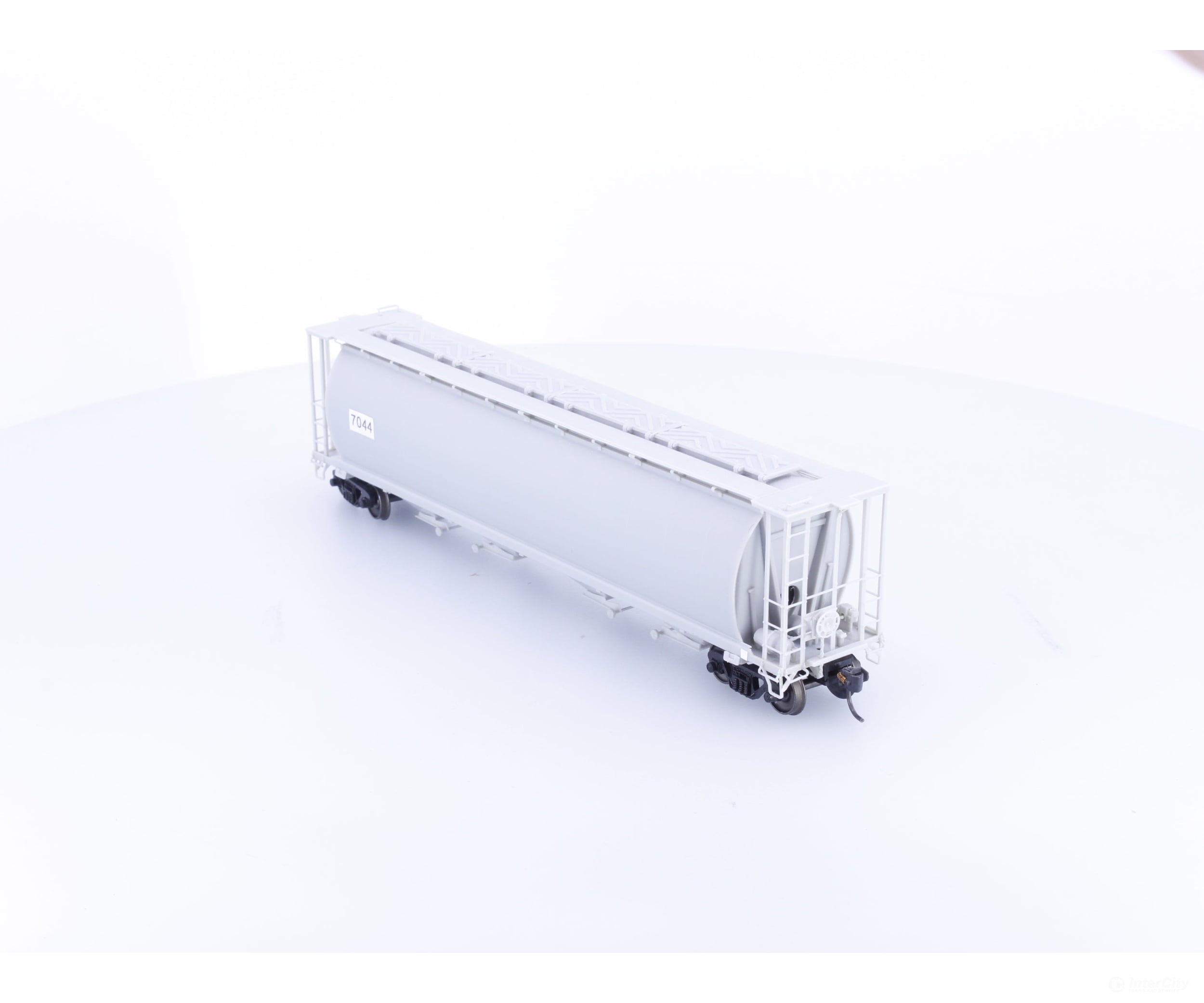 InterMountain 7044 HO 4 Bay Cylindrical Hopper Undecorated 7044 - Freight Cars