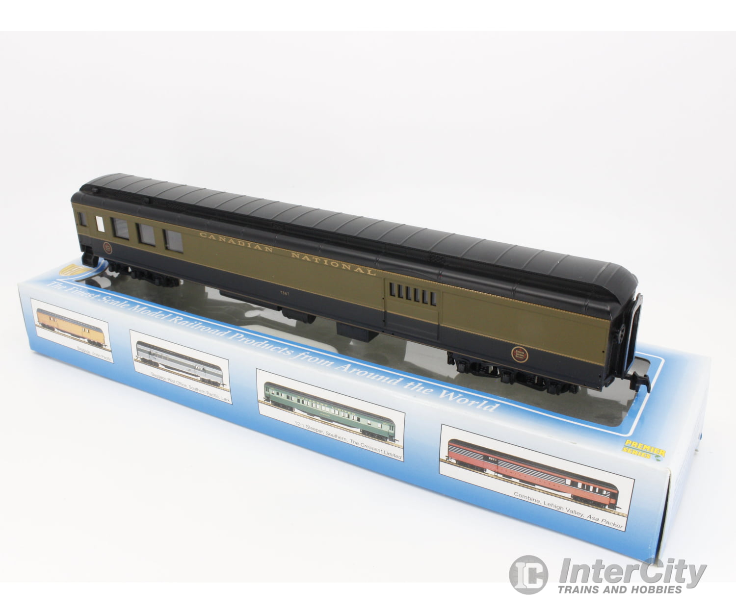 International Hobby Corp. 49102 Ho Combine Heavyweight Passenger Car Canadian National (Cn) 7367