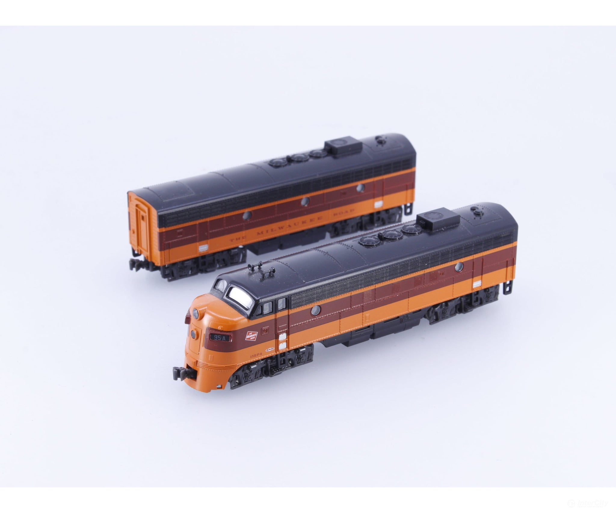 Kato 106-0430 N EMD FP7A/F7B Diesel Locomotives Milwaukee Road (MILW) 95A/95B Analog DC - Locomotives