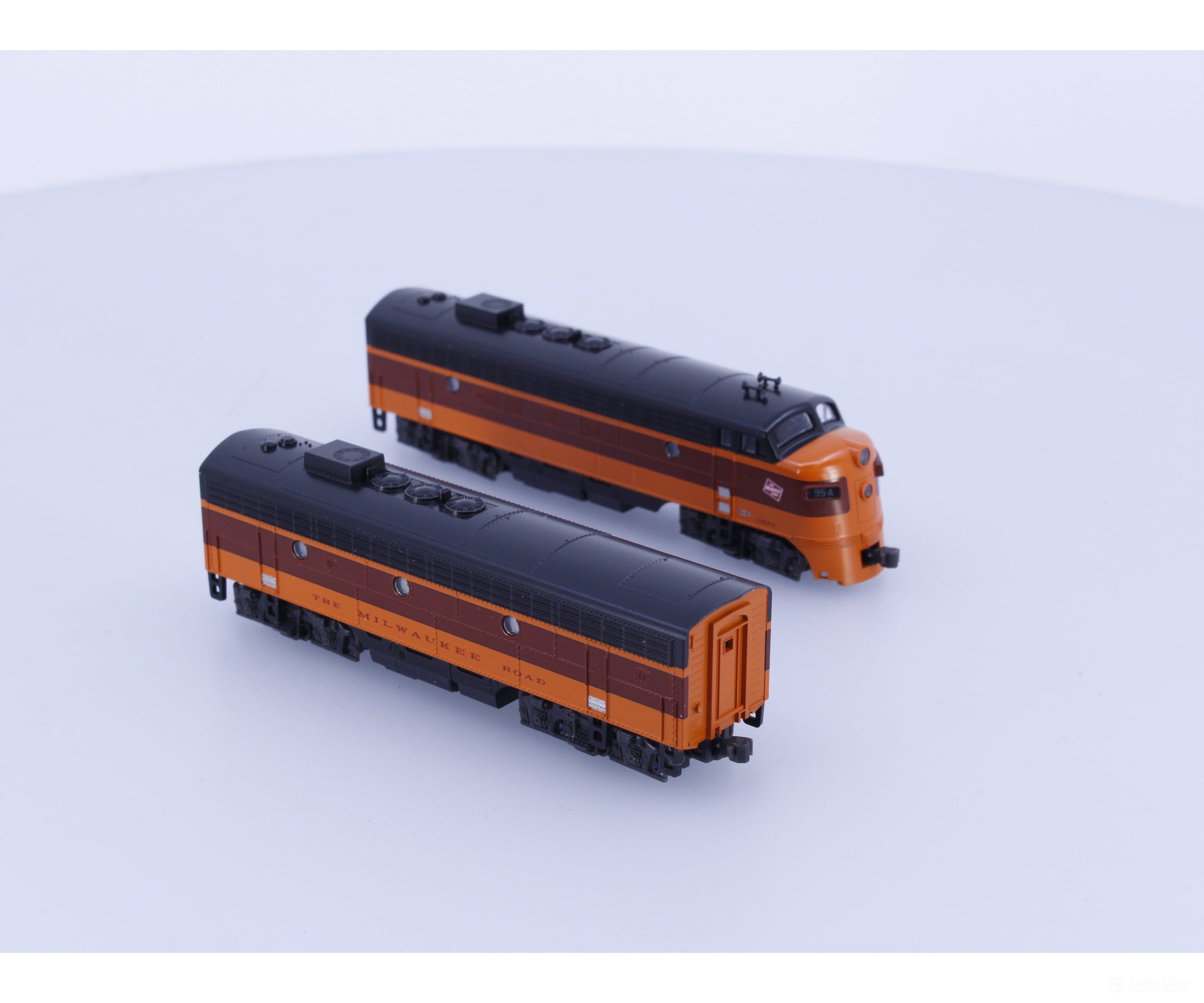 Kato 106-0430 N EMD FP7A/F7B Diesel Locomotives Set Milwaukee Road (MILW) 95A/95B Analog DC (#1) Locomotives