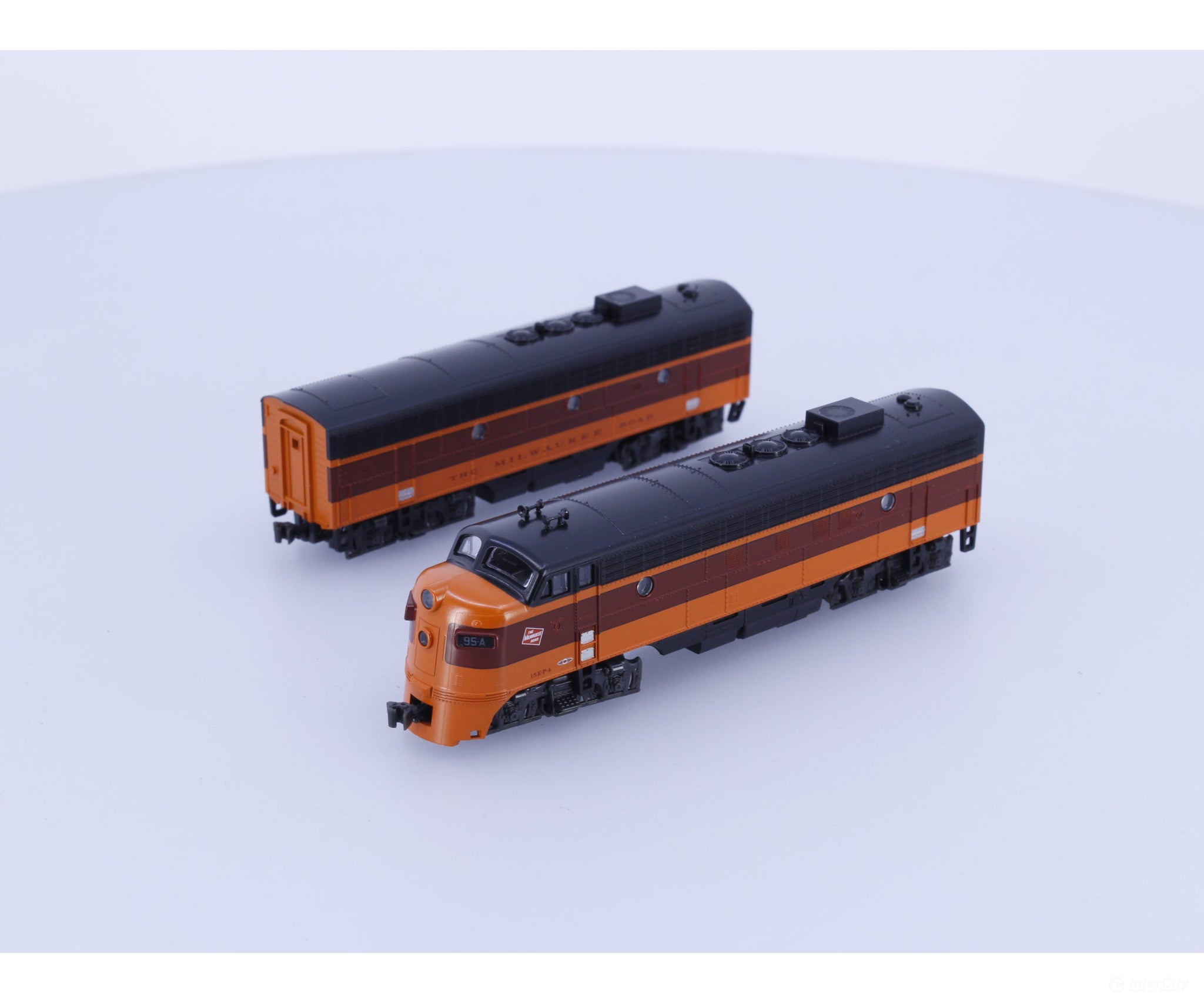 Kato 106-0430 N EMD FP7A/F7B Diesel Locomotives Set Milwaukee Road (MILW) 95A/95B Analog DC (#2) Locomotives