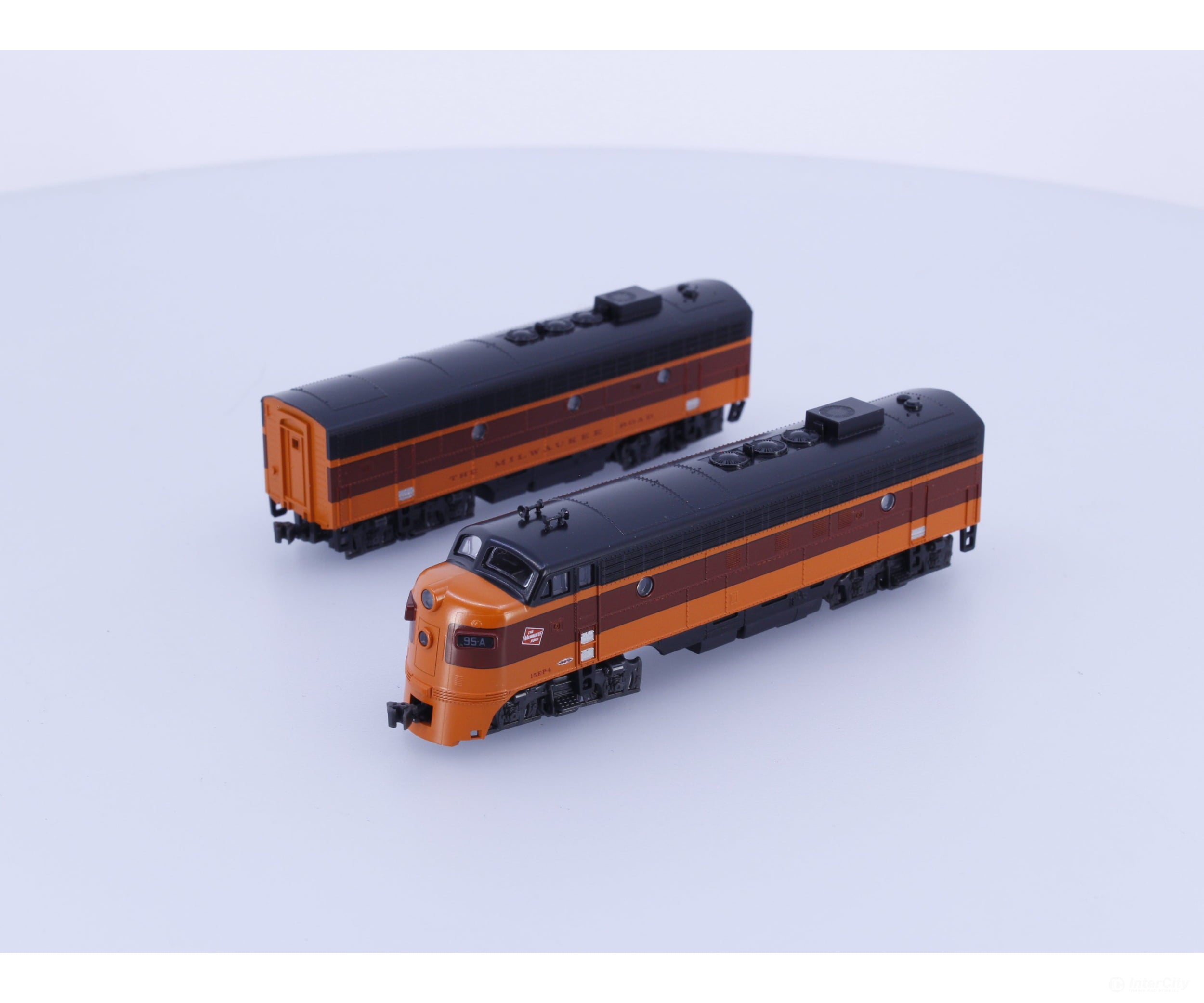 Kato 106-0430 N EMD FP7A/F7B Diesel Locomotives Set Milwaukee Road (MILW) 95A/95B Analog DC (#2) Locomotives