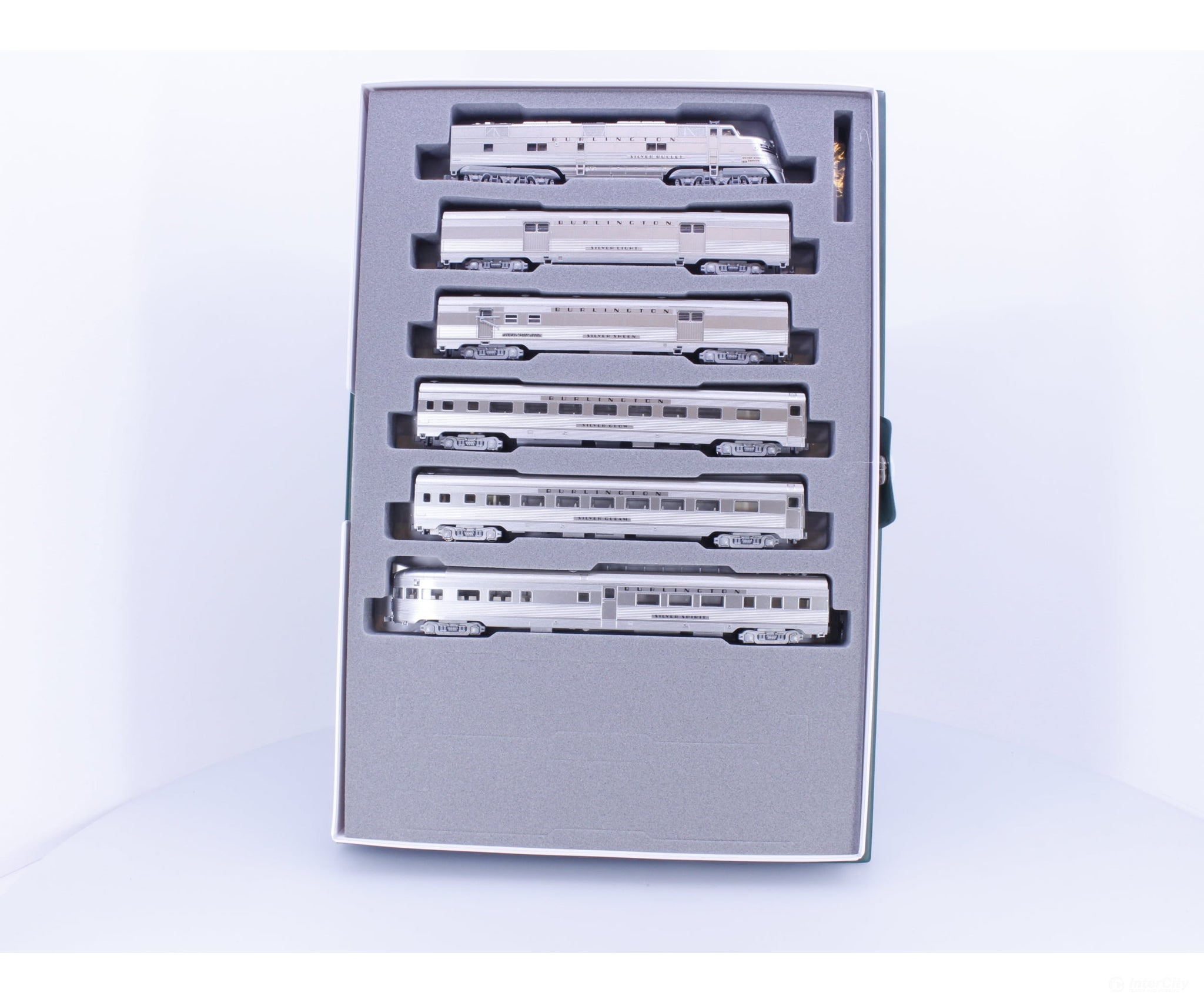 Kato 106-090 N EMD E5A & Silver Streak Zephyr 6 Unit Train Set Fully Lighted Chicago Burlington and Quincey (CBQ)