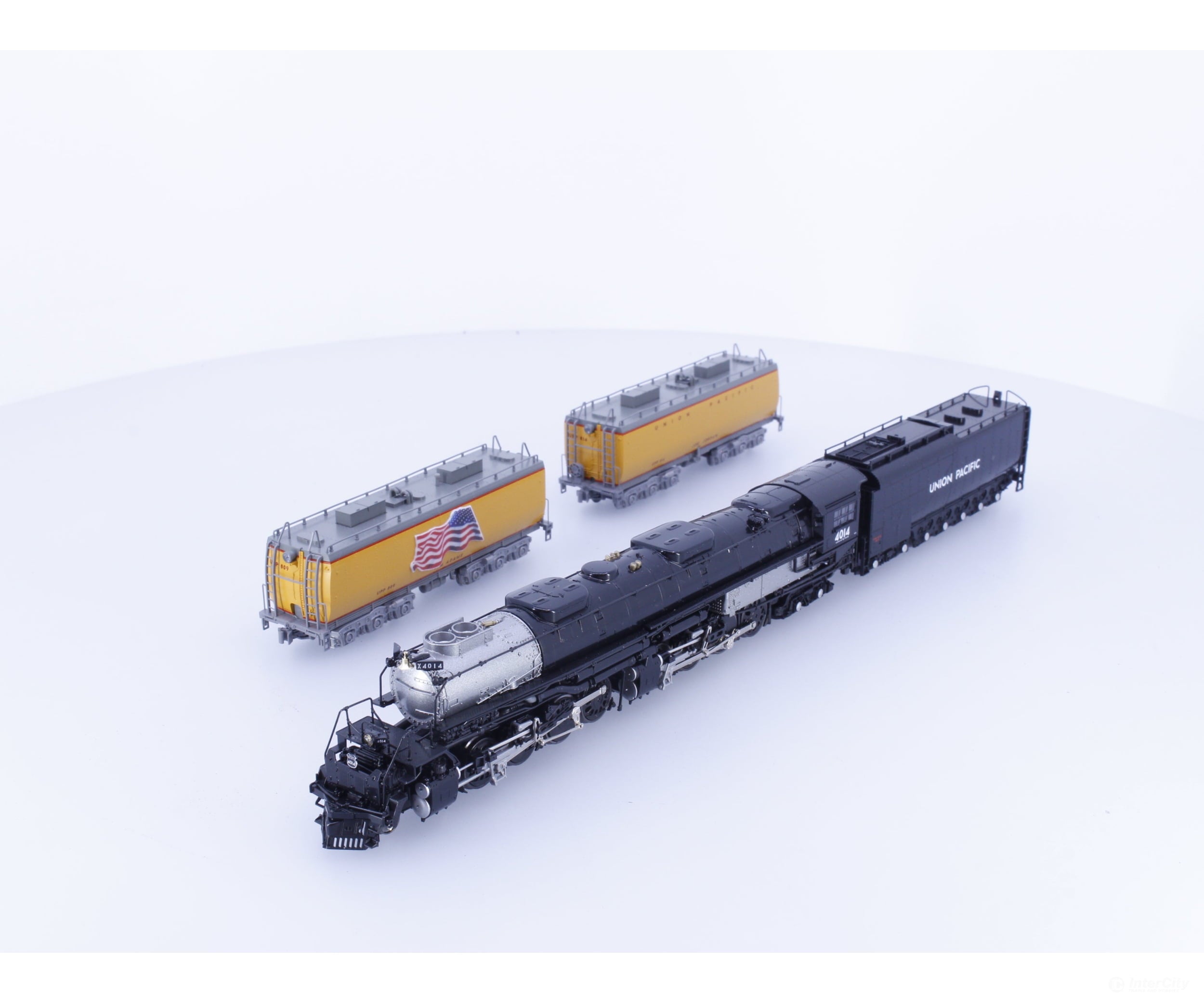 Kato 126-4014 N 4-8-8-4 Big Boy Steam Locomotive with 106-085 Water Tender 2 Car Set and 106-086 Excursion 7 Car Set
