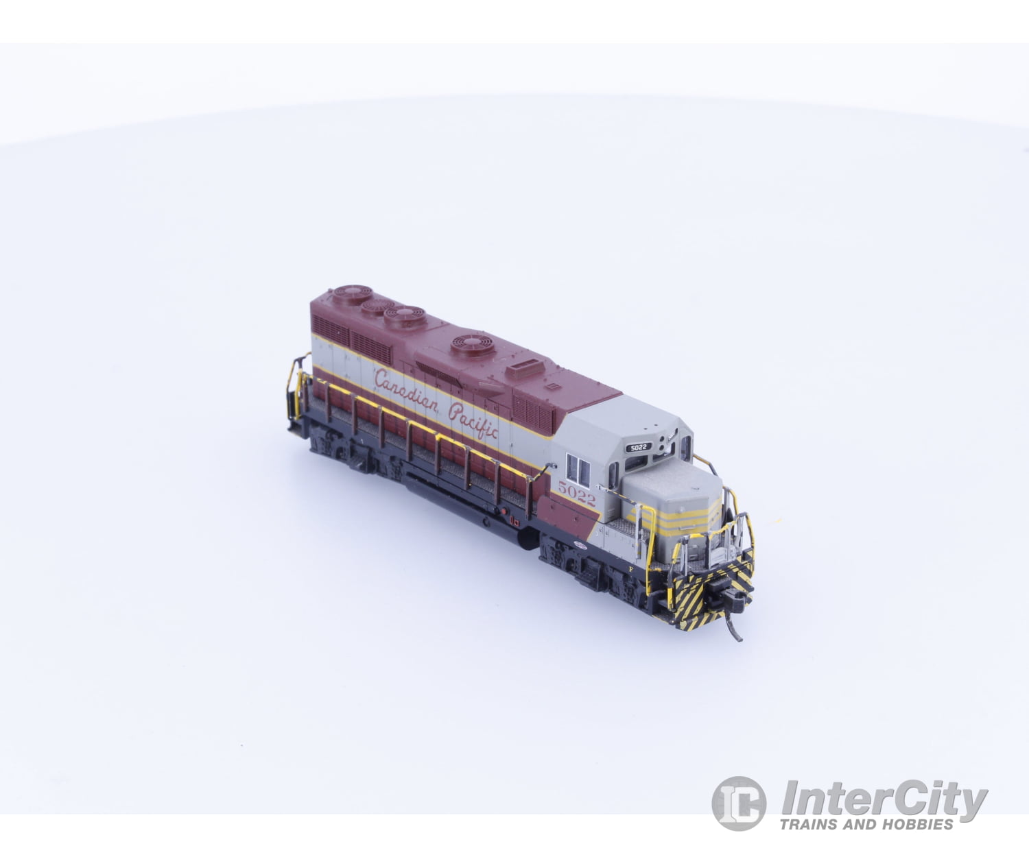 Kato 176-016 N GP38-2 Diesel Locomotive Canadian Pacific (CP) 5022 Analog DC Locomotives