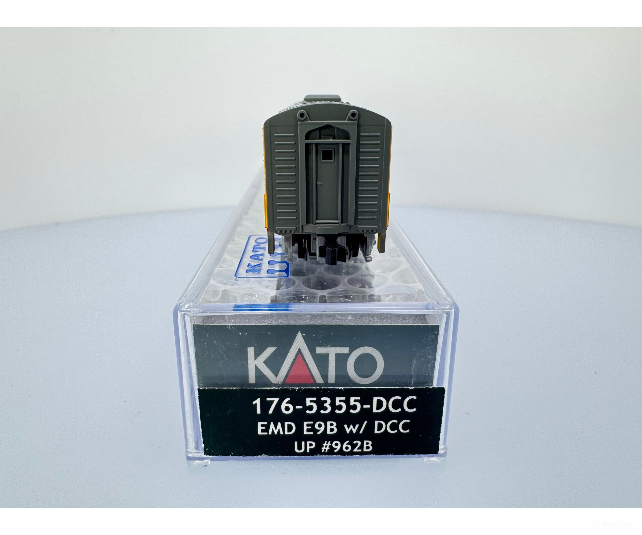 Kato N 1765355DCC EMD E8/9B - DCC -- Union Pacific 962B (Late Passeneger Scheme Armour Yellow gray red) Locomotives