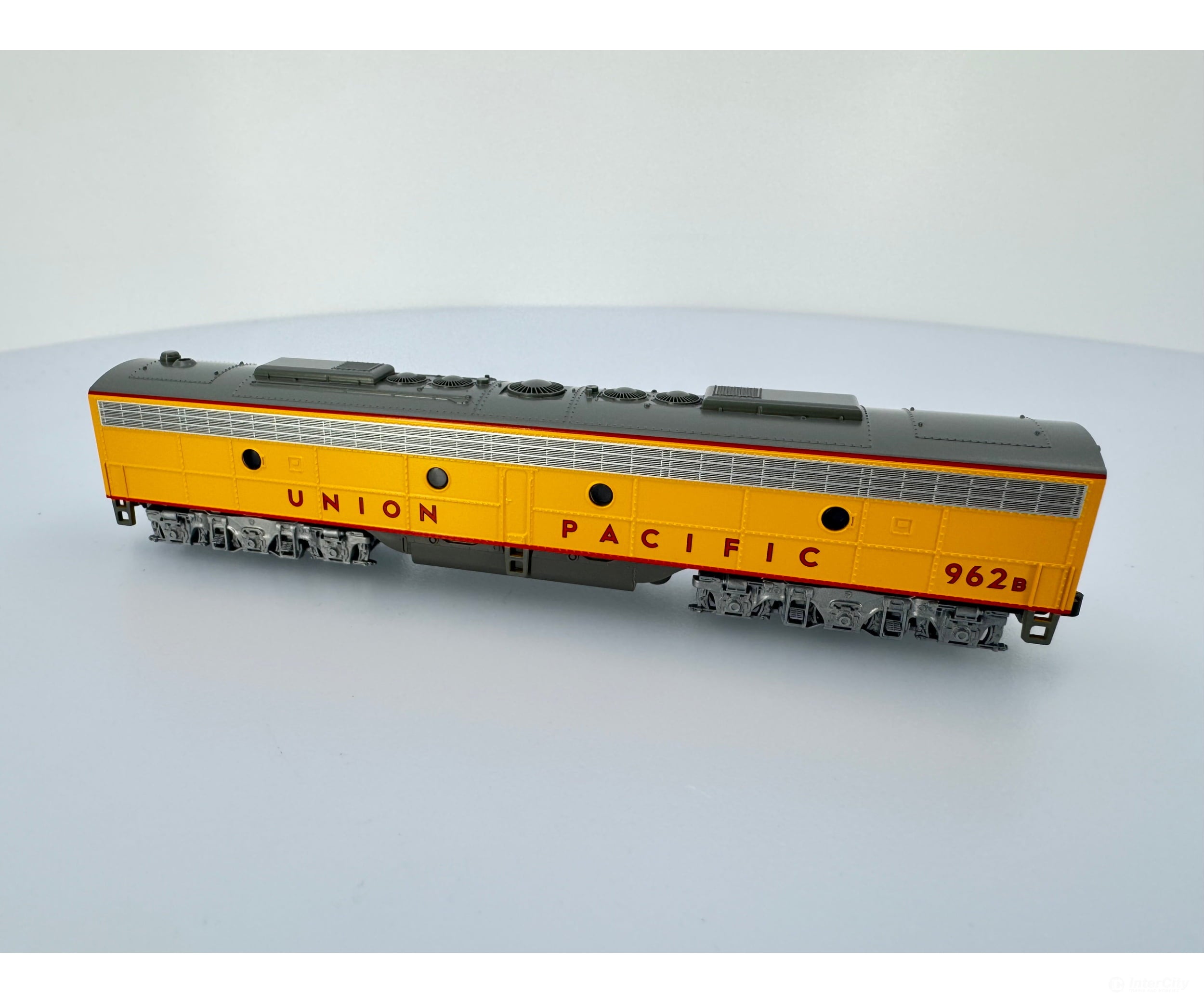 Kato N 1765355DCC EMD E8/9B - DCC -- Union Pacific 962B (Late Passeneger Scheme Armour Yellow gray red) Locomotives