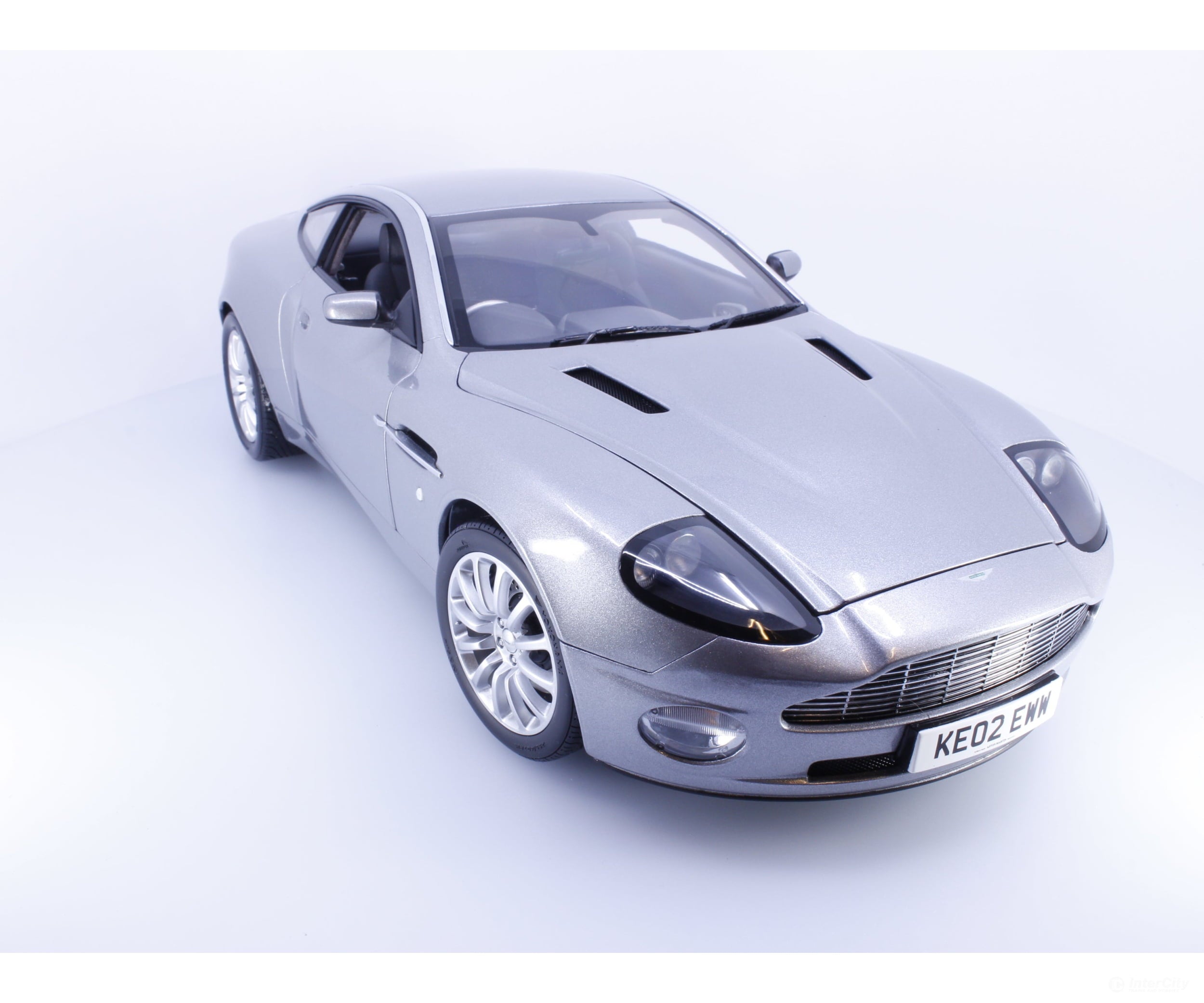 Kyosho 08603S 1/12 Scale Die Cast Aston Martin V12 Vanquish 007 40th Anniversary - Cars & Trucks