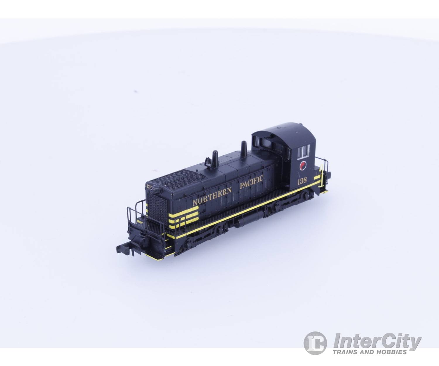 Life-Like 7517 N SW9/1200 Diesel Locomotive Northern Pacific (NP) 138 Analog DC Locomotives