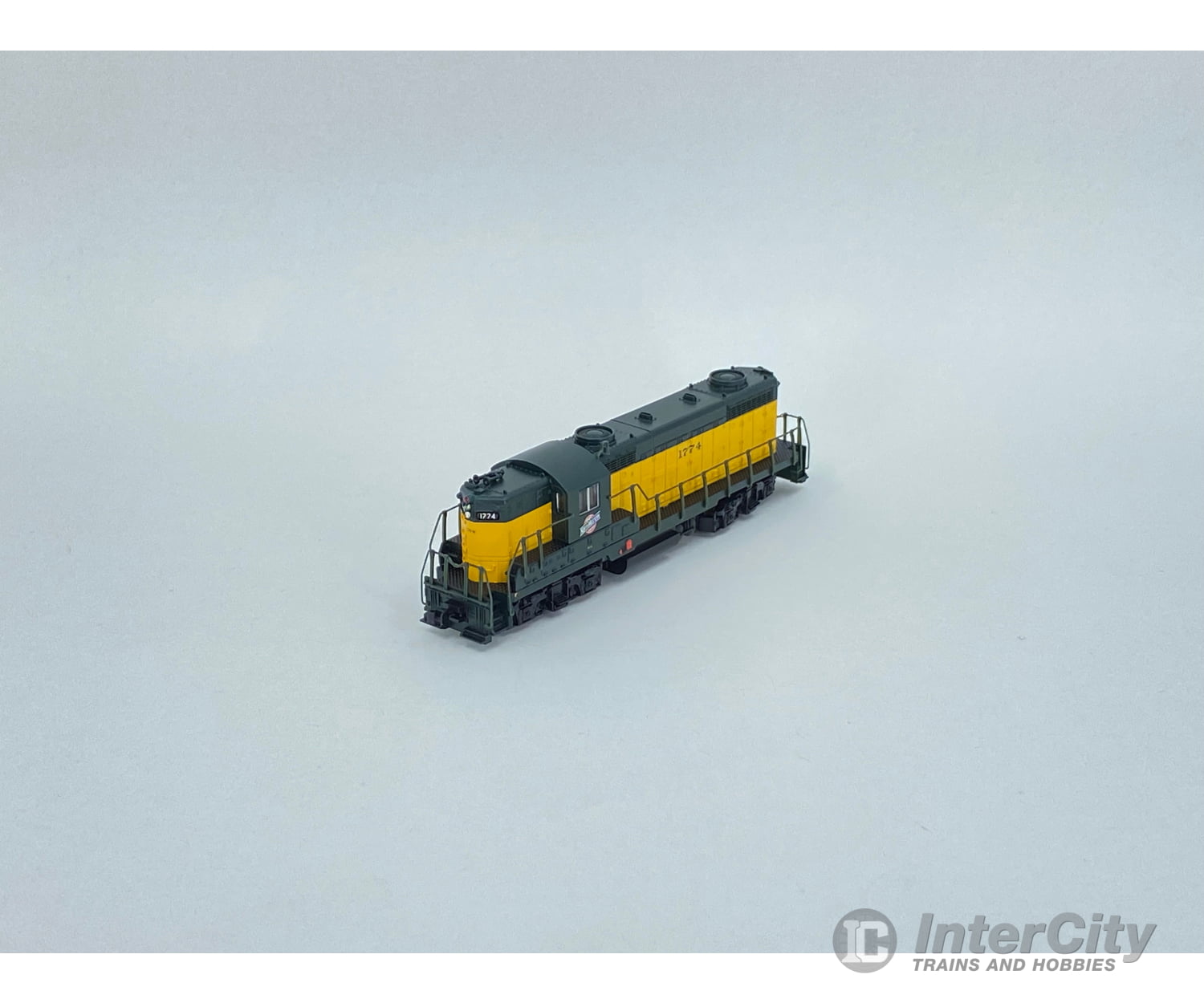 Hobby Quality 7812 N Gp18 Locomotive Chicago And North Western (Cnw) 1774 Analog Dc Locomotives