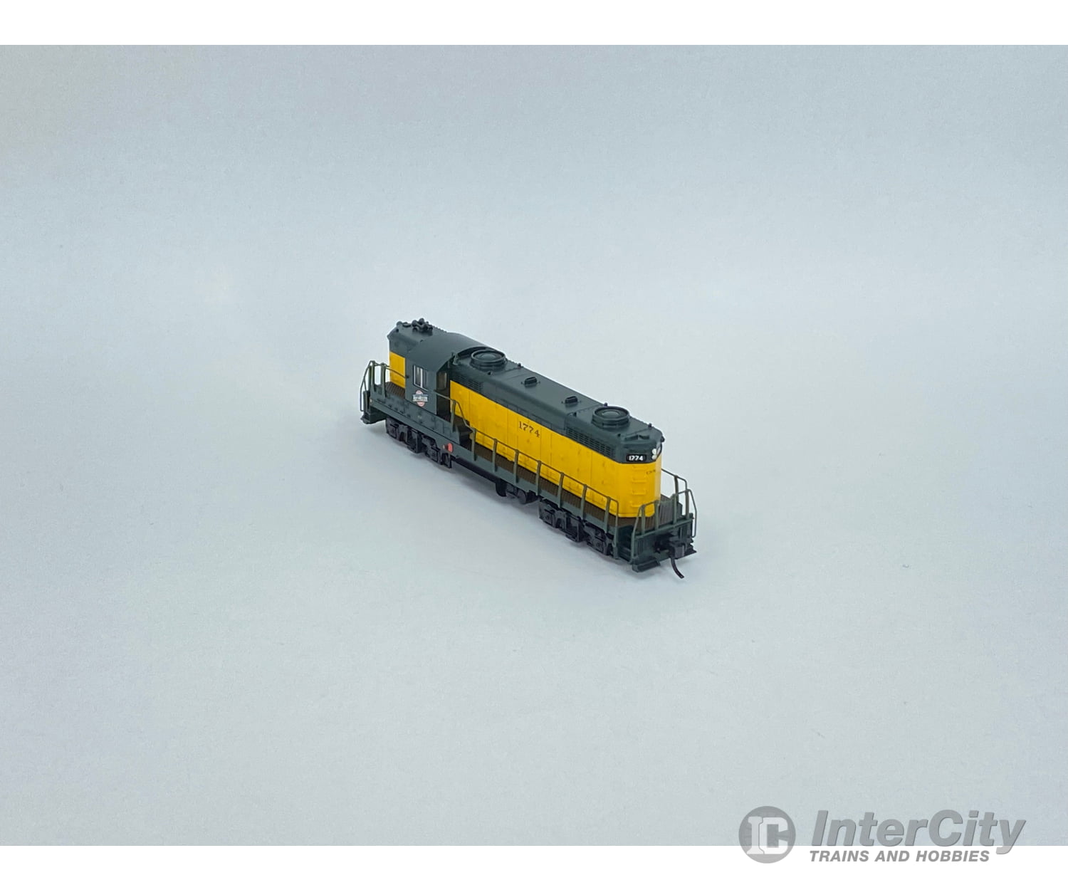 Hobby Quality 7812 N Gp18 Locomotive Chicago And North Western (Cnw) 1774 Analog Dc Locomotives