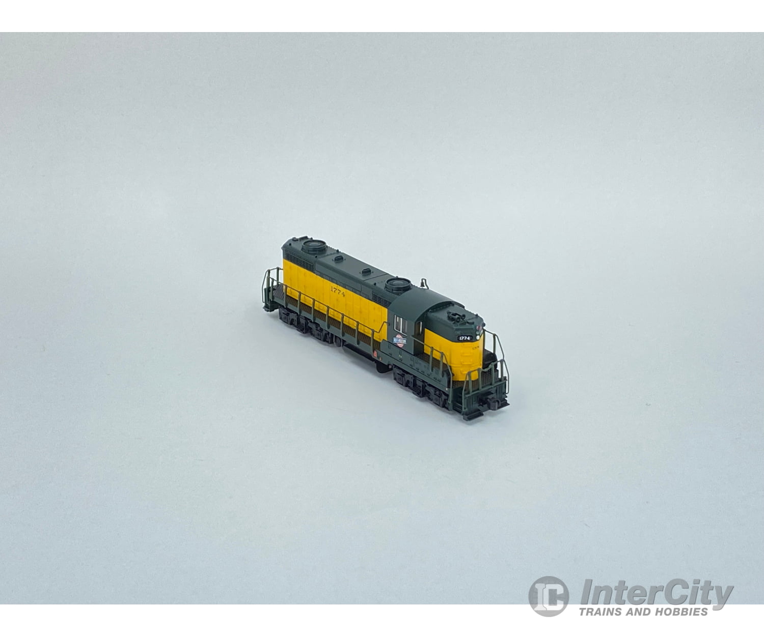 Hobby Quality 7812 N Gp18 Locomotive Chicago And North Western (Cnw) 1774 Analog Dc Locomotives