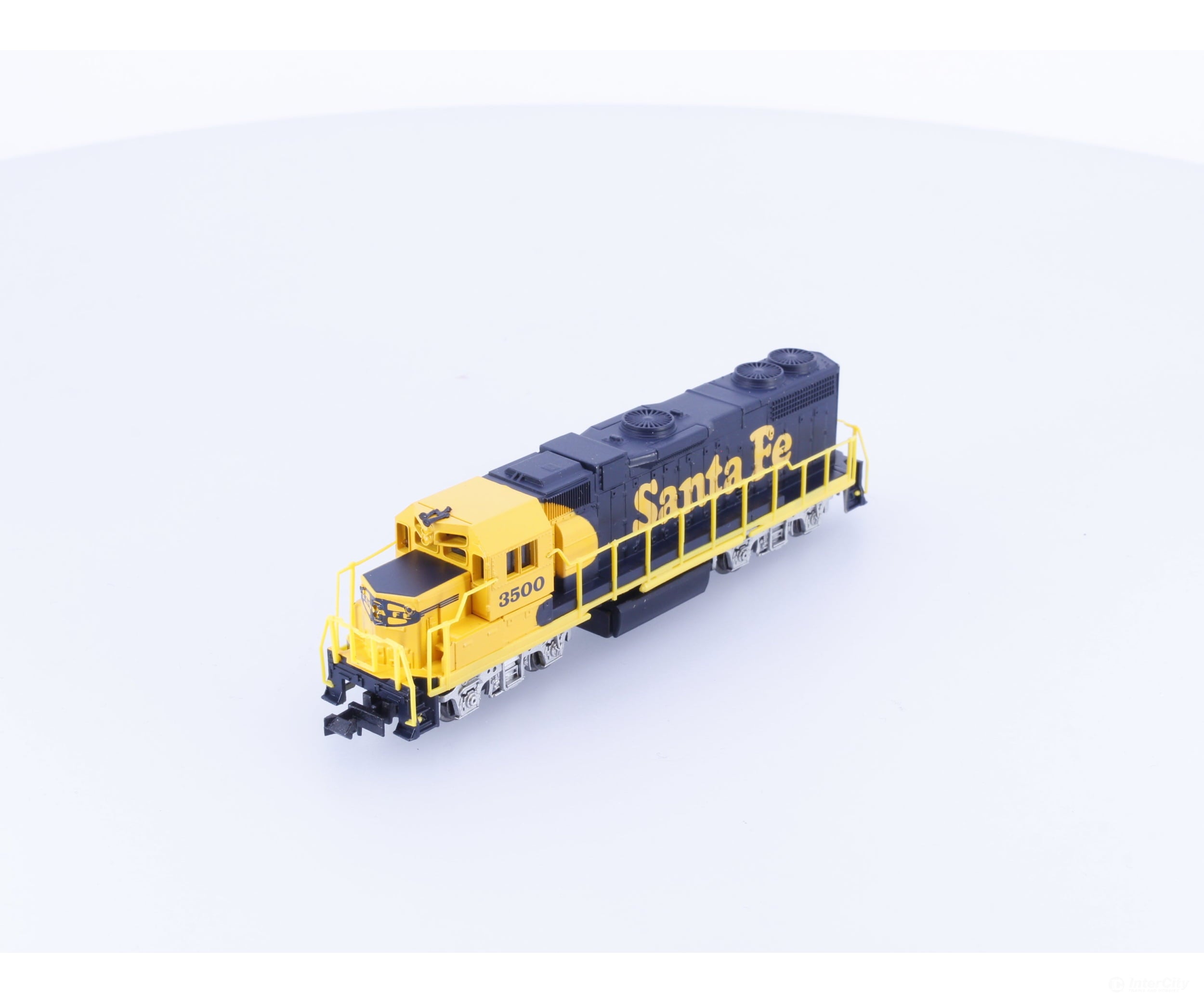 Life-Like 7843 N GP38 Diesel Locomotive #2 Santa Fe (SF) 3500 Analog DC Locomotives