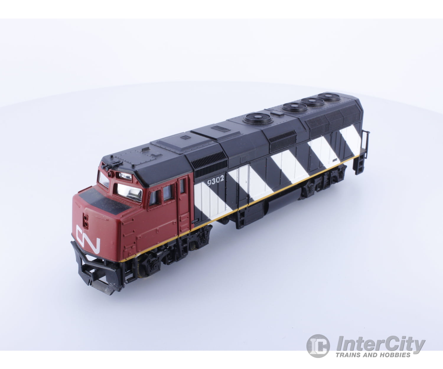 Life-Like HO FP45 Canadian National (CN) 9302 Analog DC Locomotives