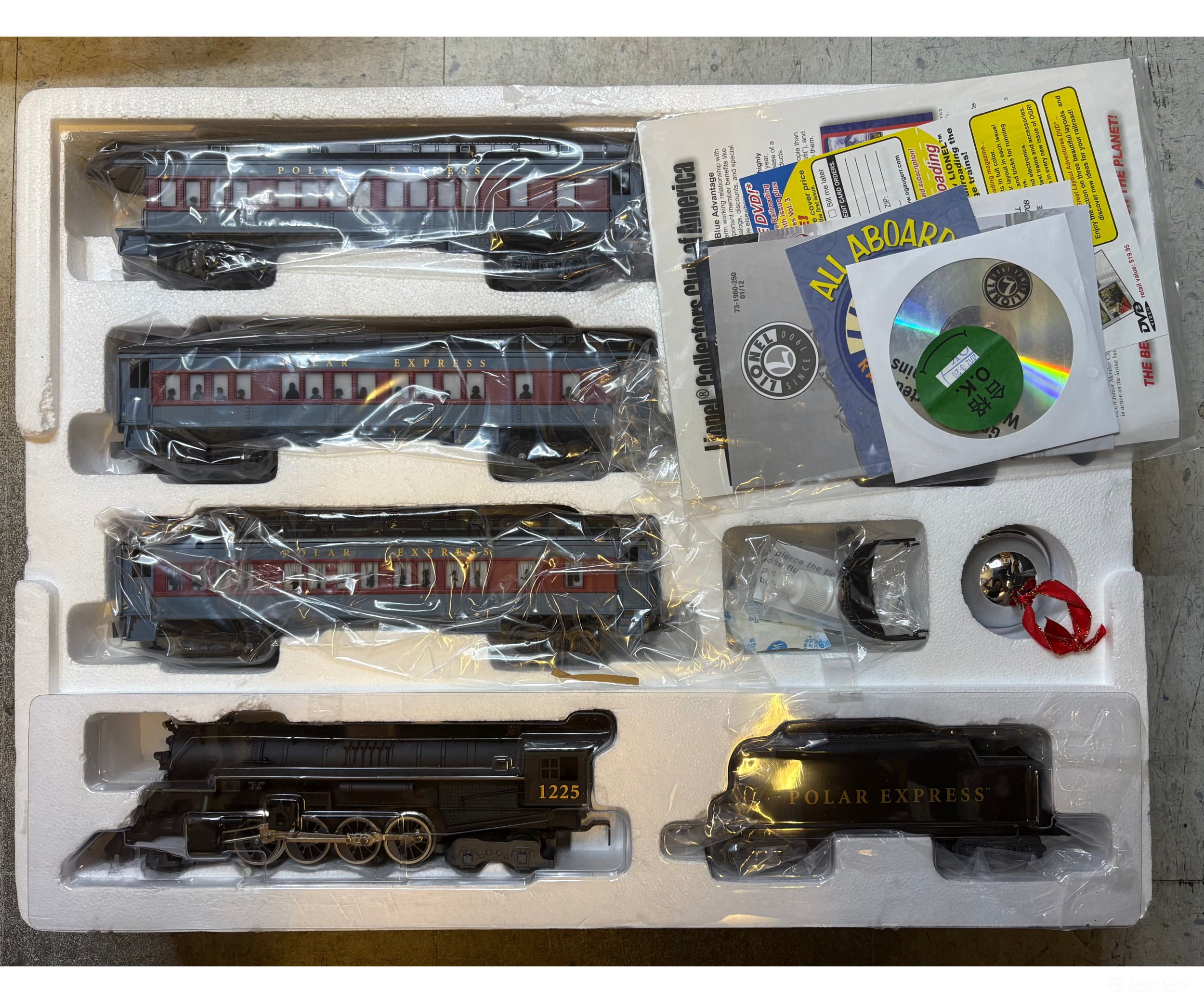 Lionel 6-31960 O The Polar Express 2-8-4 Steam Locomotive and 3 Passenger Cars Only 1225 Analog DC - Starter & Train