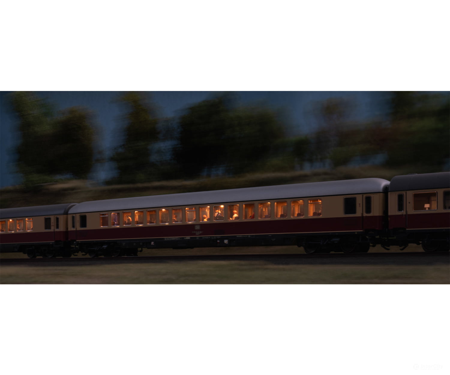 Marklin 43886 HO DB Type Apümh 121 Express Train Passenger Car MFX Digital European Passenger Cars