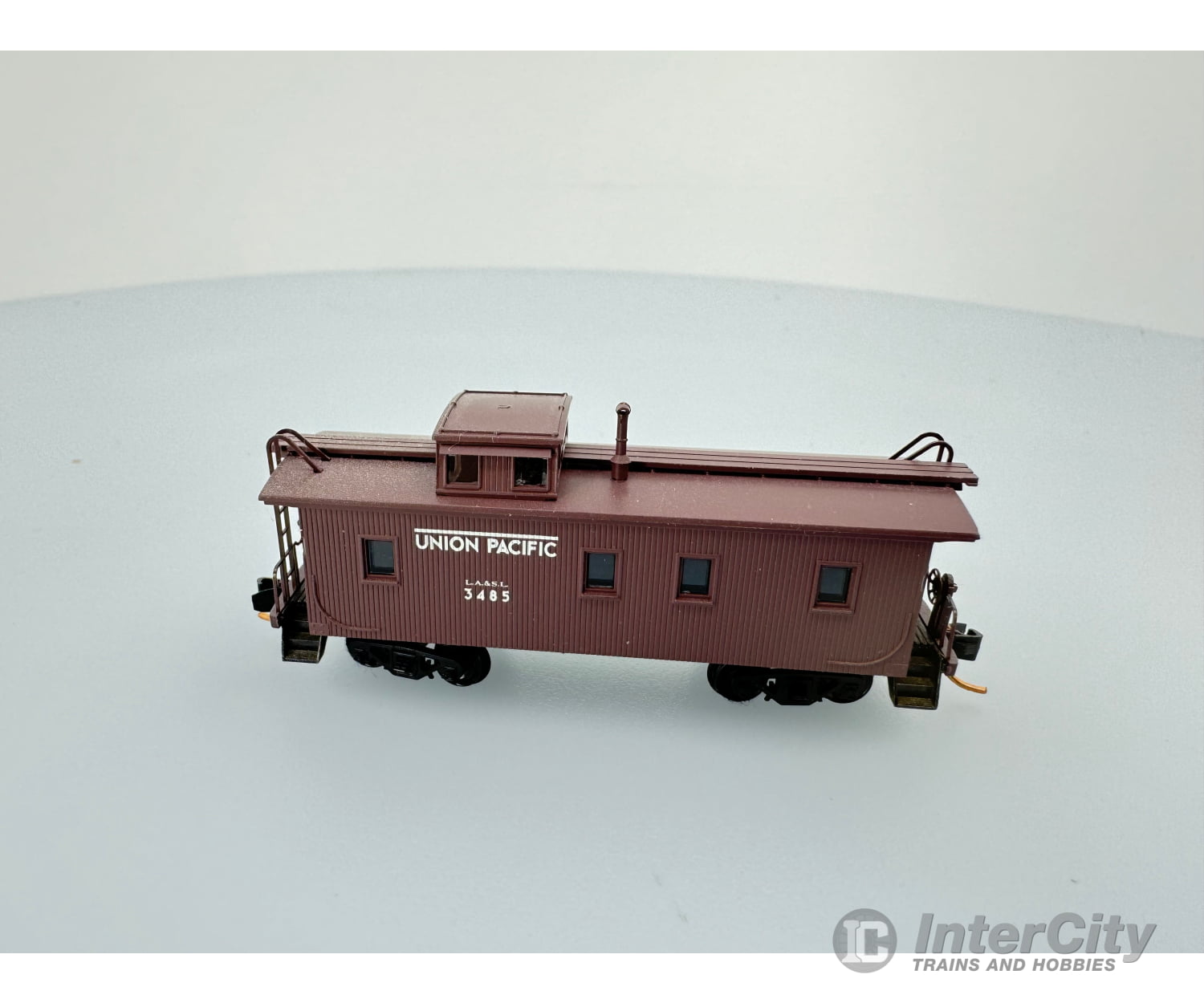 Micro Trains 050 00 010 N 34’ Wood Sheathed Caboose W/ Slanted Cupola Union Pacific (Up) La&Sl