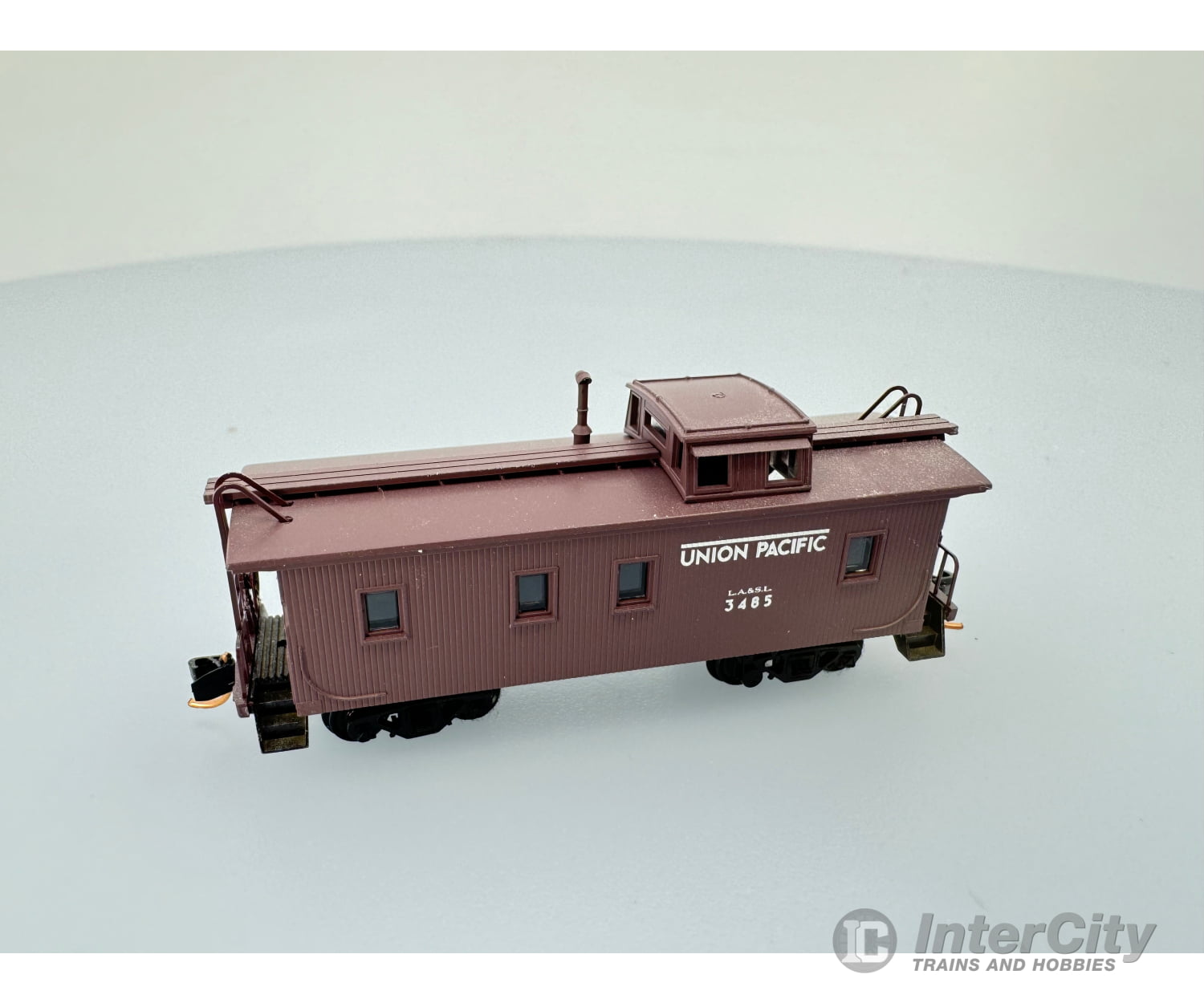 Micro Trains 050 00 010 N 34’ Wood Sheathed Caboose W/ Slanted Cupola Union Pacific (Up) La&Sl