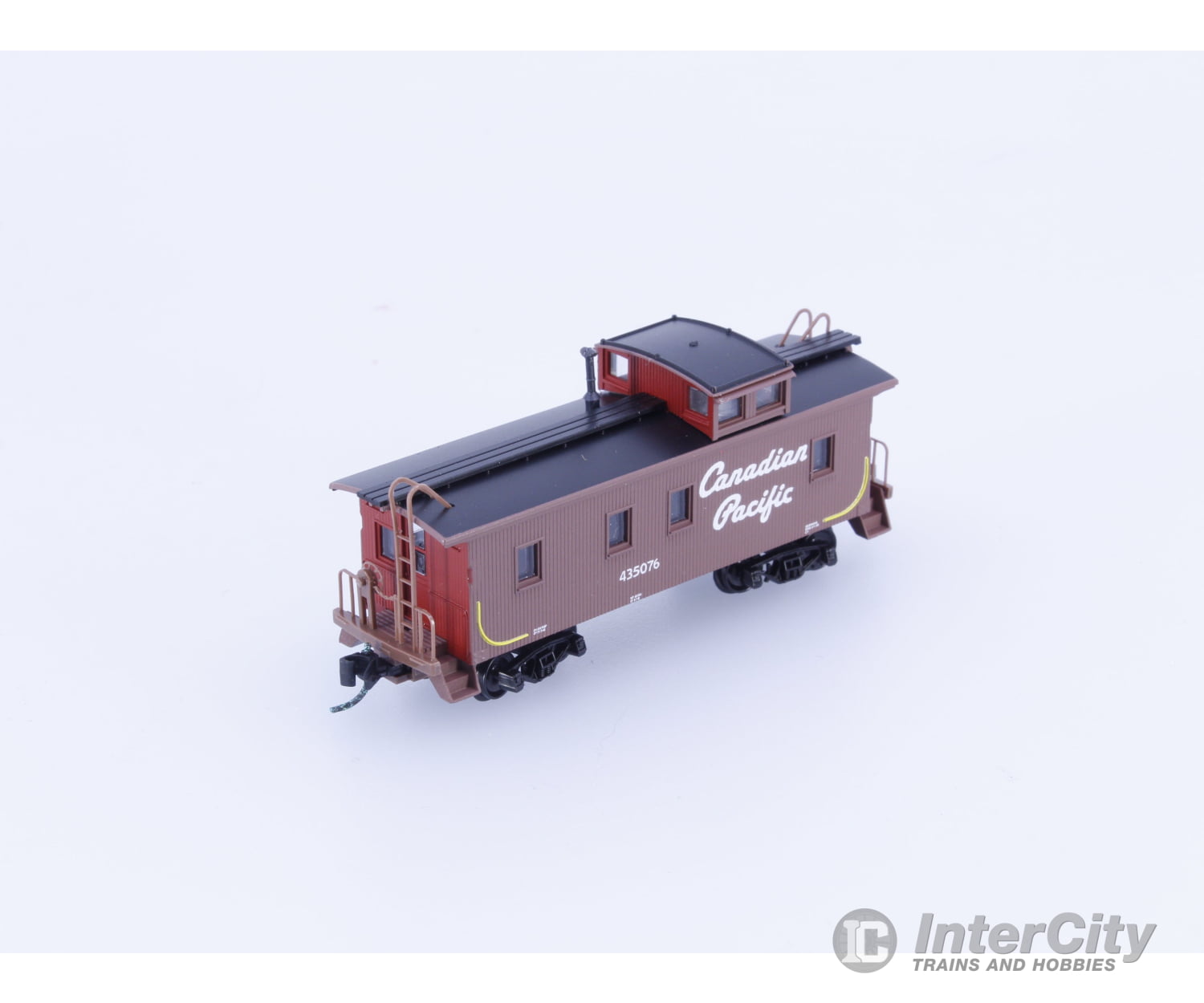 Micro Trains 05100011 N 34’ Wood Sheathed Caboose with Straight Sided Cupola Canadian Pacific (CP) 435076 Freight Cars