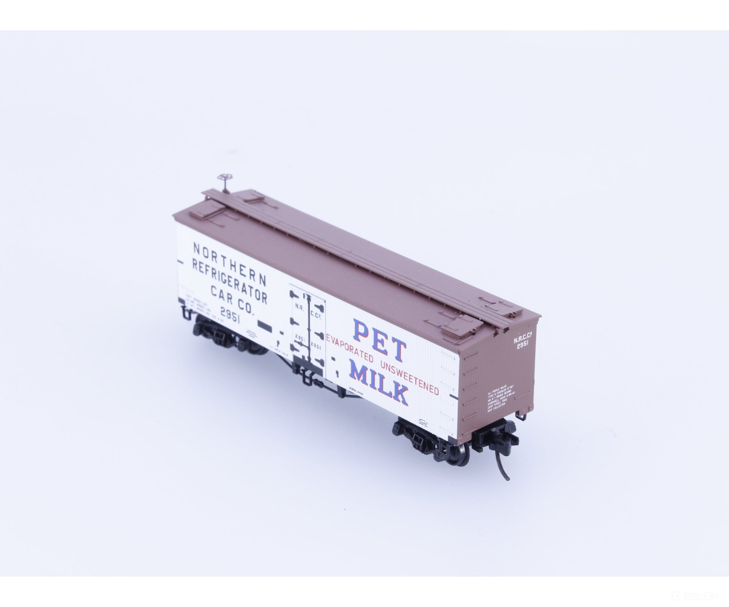Micro Trains 05800005 N 36’ Wood Sheathed Ice Reefer with Truss Rods Northern Refrigerator (NRC) 2951 Freight Cars