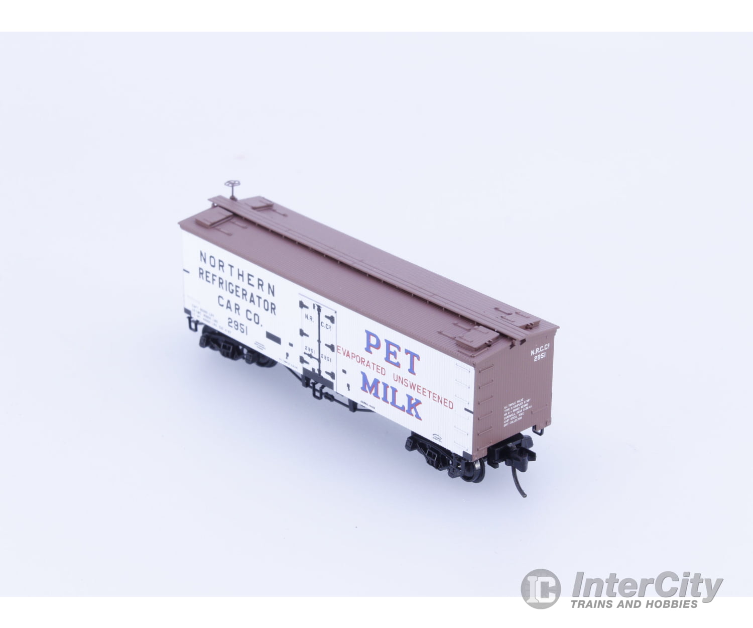 Micro Trains 05800005 N 36’ Wood Sheathed Ice Reefer with Truss Rods Northern Refrigerator (NRC) 2951 Freight Cars