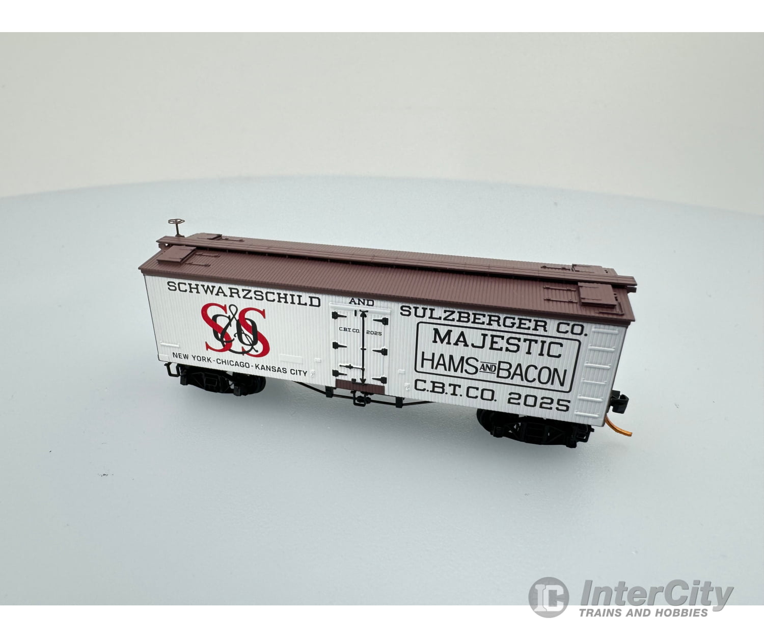 Micro Trains 05800150 N 36’ Wood Sheathed Ice Reefer W/ Truss Rods Schwarzchild & Sulzberger Co