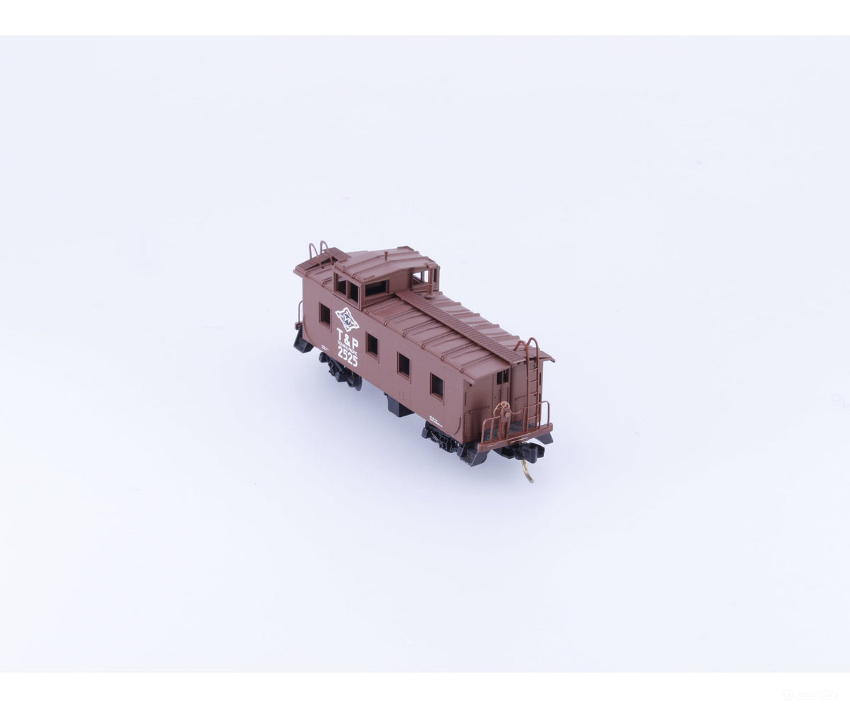 Micro Trains 100010 N 36’ Riveted Steel Side Caboose Texas & Pacific (T&P) 2525 - Freight Cars