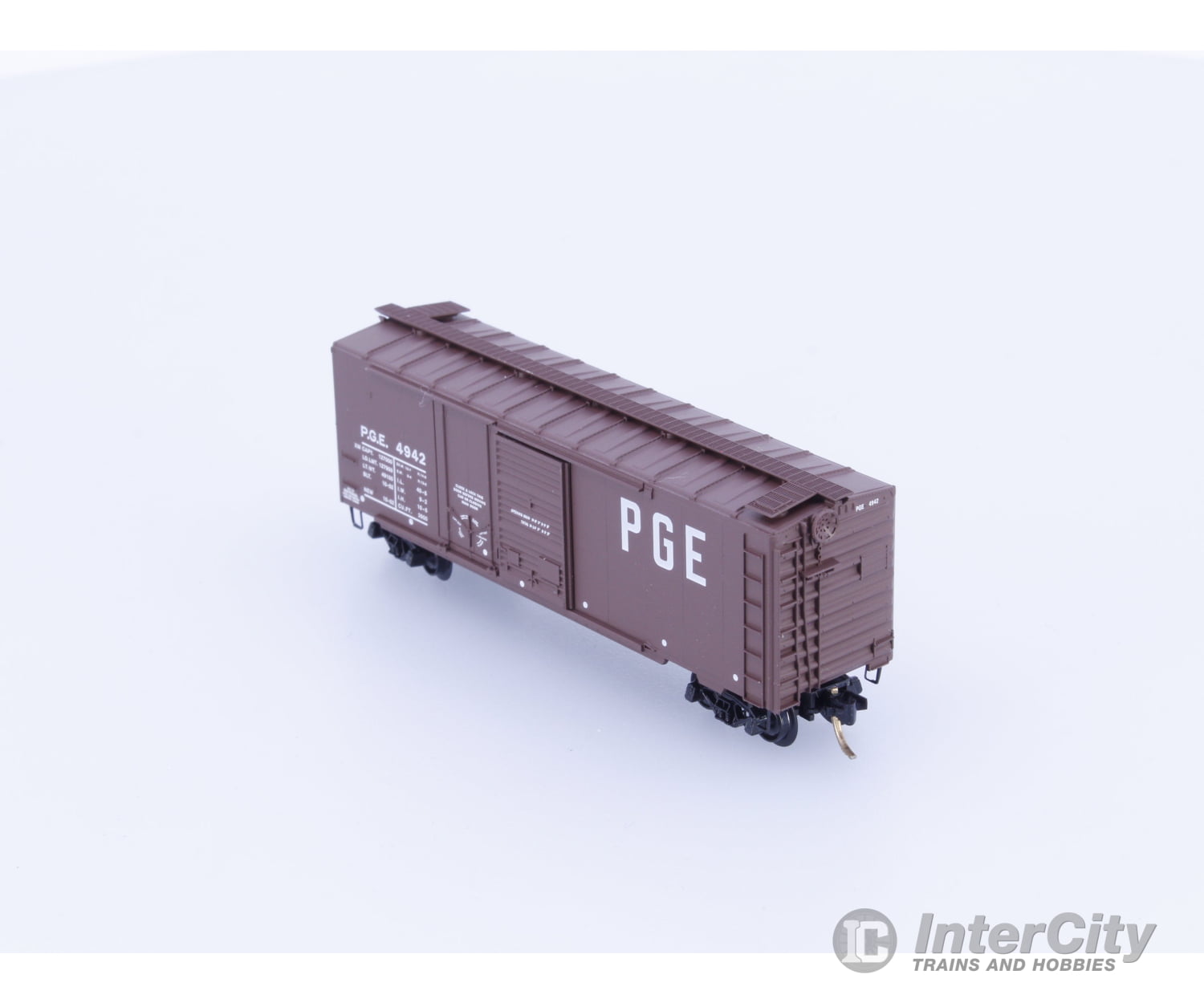 Micro Trains 22070 N 40’ Standard Box Car Plug & Sliding Door Pacific Great Eastern (PGE) 4942 Freight Cars