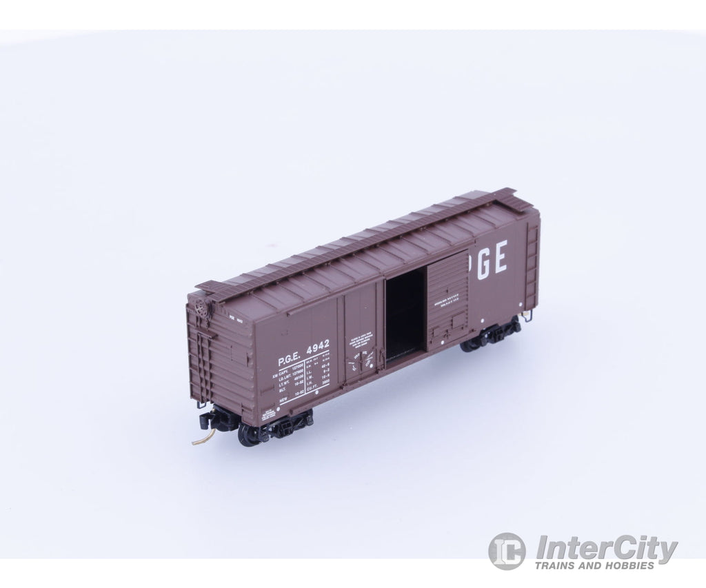 Micro Trains 22070 N 40’ Standard Box Car Plug & Sliding Door Pacific Great Eastern (PGE) 4942 Freight Cars