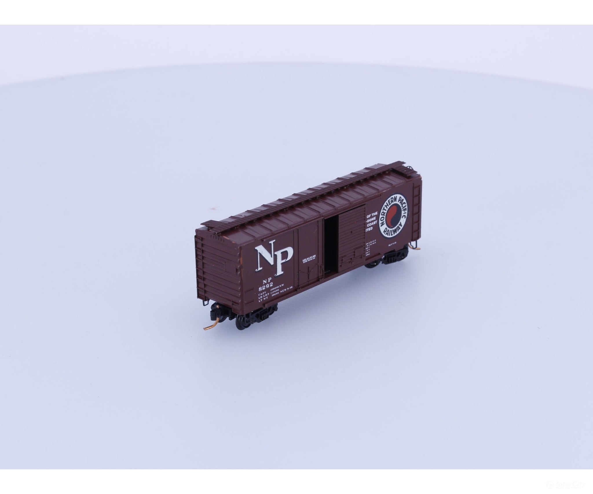 Micro Trains 22177-1 N 40’ Standard Box Car Plug & Sliding Door Northern Pacific (NP) 8292 (#2) Freight Cars
