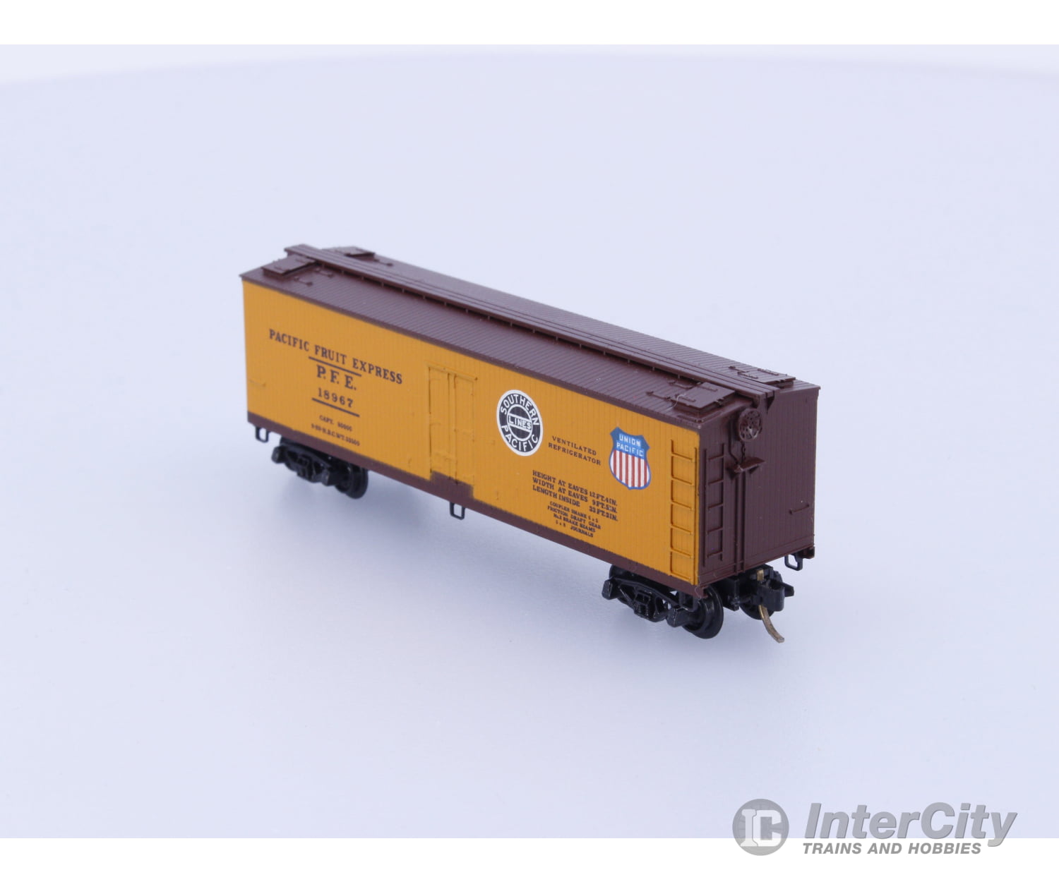 Micro Trains 47062 N Reefer 40’ Wood Sheathed Pacific Fruit Express (PFE) 18967 Freight Cars
