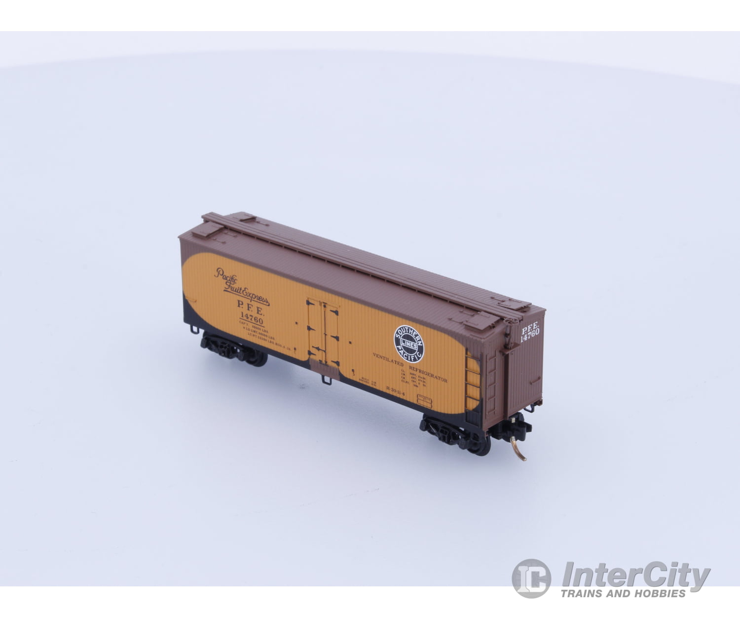 Micro Trains 49500 N 40’ Double-Sheathed Wood Reefer W/Vertical Brake Wheel Pacific Fruit Express