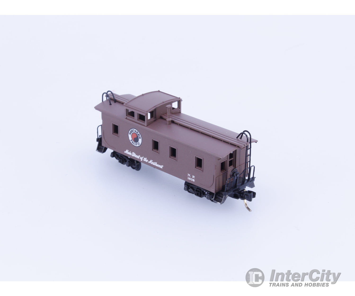 Micro Trains 51050 N 34’ Wood Sheathed Caboose with Straight Sided Cupola Northern Pacific (NP) 1638 Freight Cars