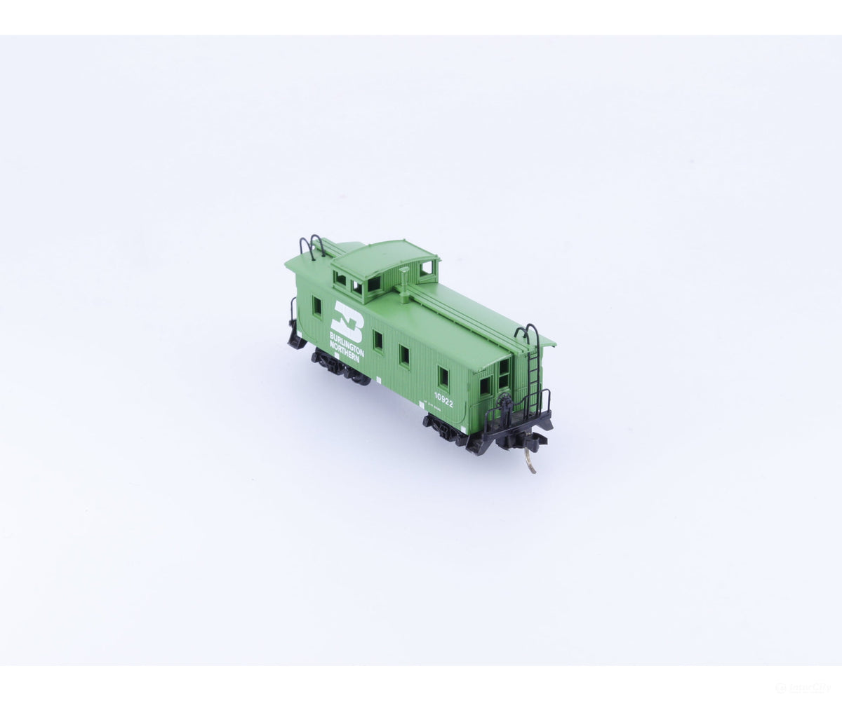 Micro Trains 51090 N 34’ Wood Caboose w/ Straight Cupola Burlington Northern (BN) 10922 - Freight Cars