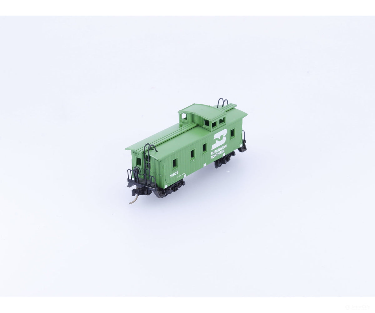 Micro Trains 51090 N 34’ Wood Caboose w/ Straight Cupola Burlington Northern (BN) 10922 - Freight Cars
