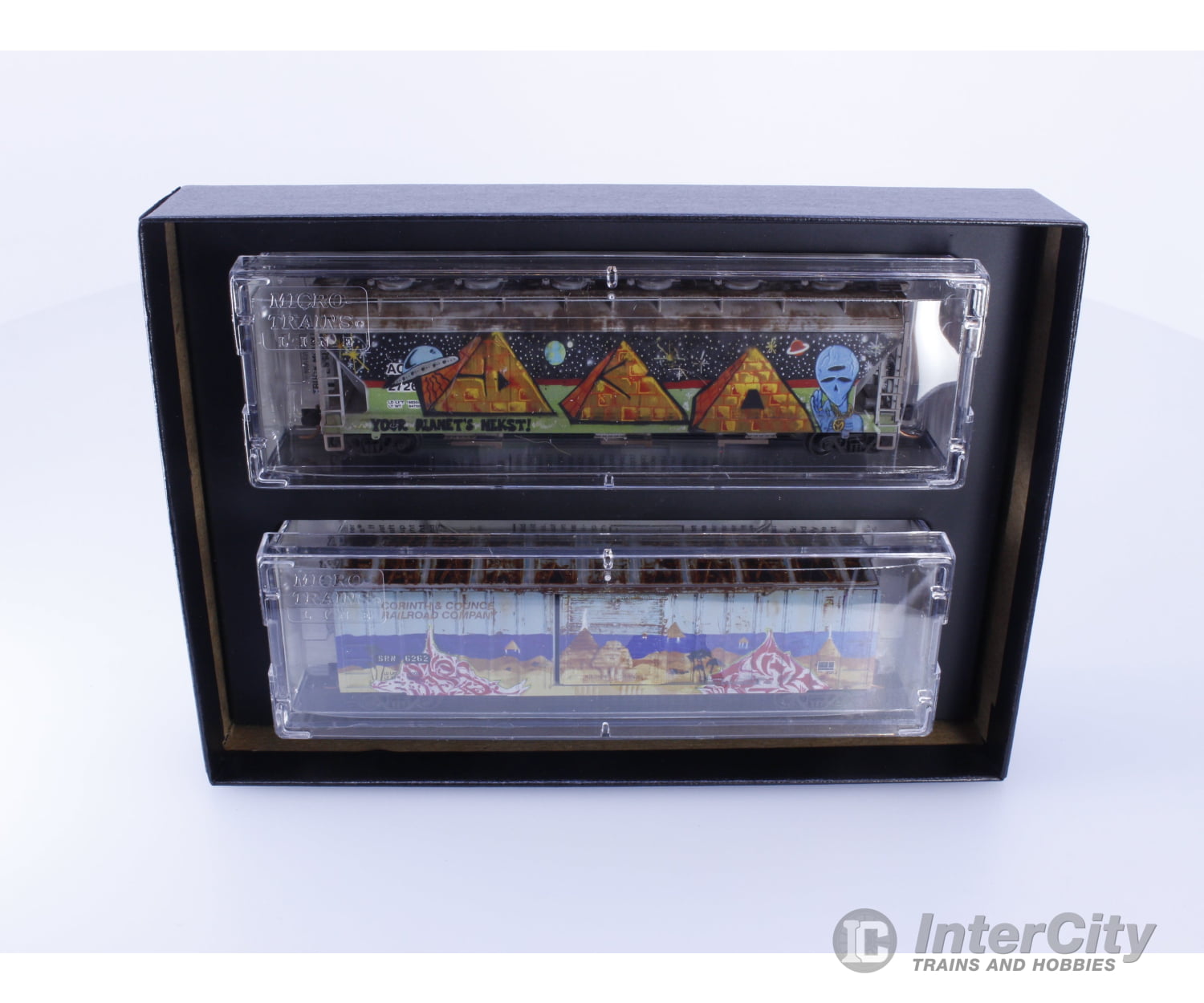 Micro Trains 99305460 N 3 Bay Hopper and 50’ Boxcar Weathered and Spaceship Graffiti 2 Pack 27264,6262 Freight Cars