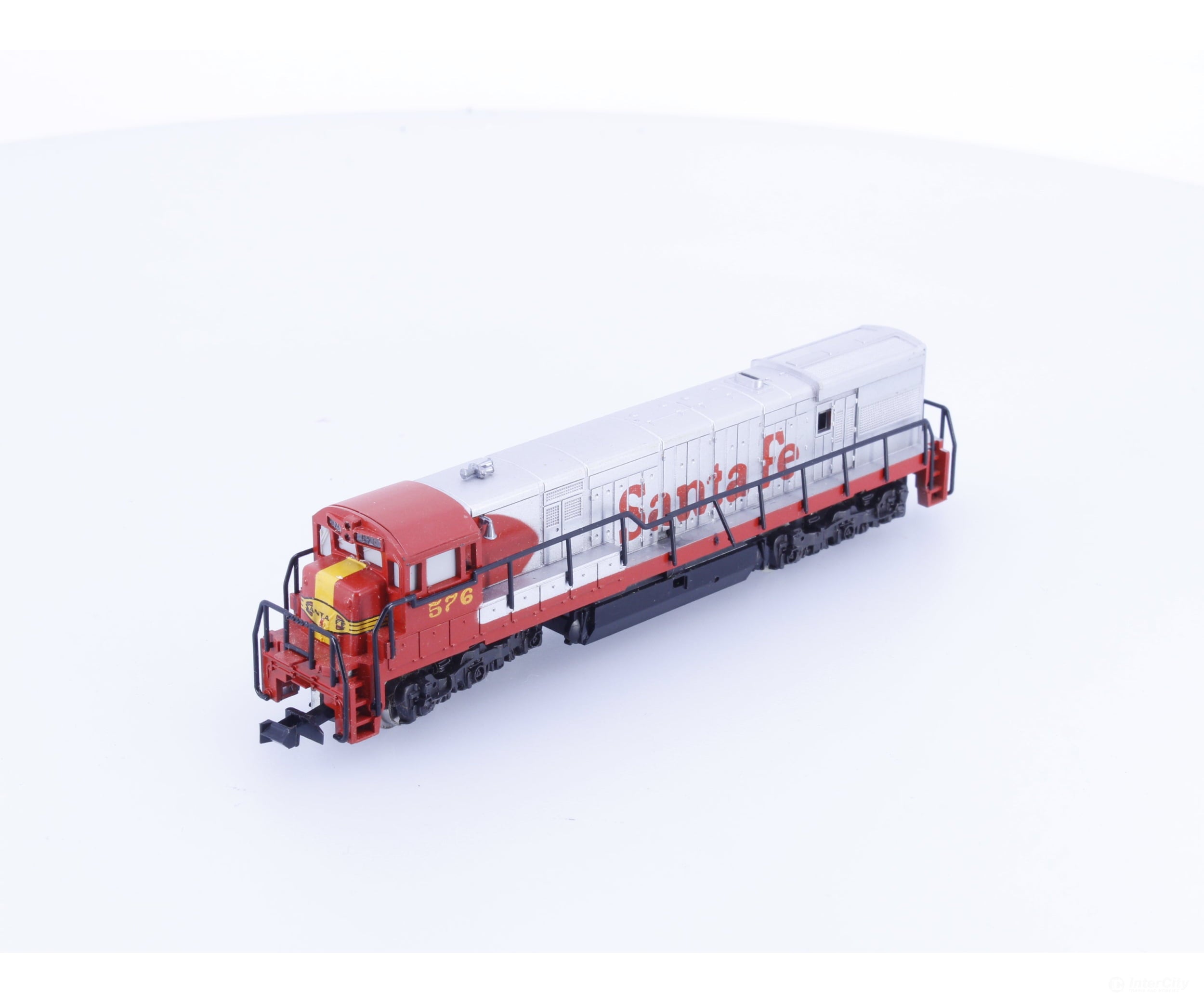 Minitrix 51200600 N U28C Warbonnet Diesel Locomotive #2 Santa Fe (SF) 576 Analog DC - Locomotives