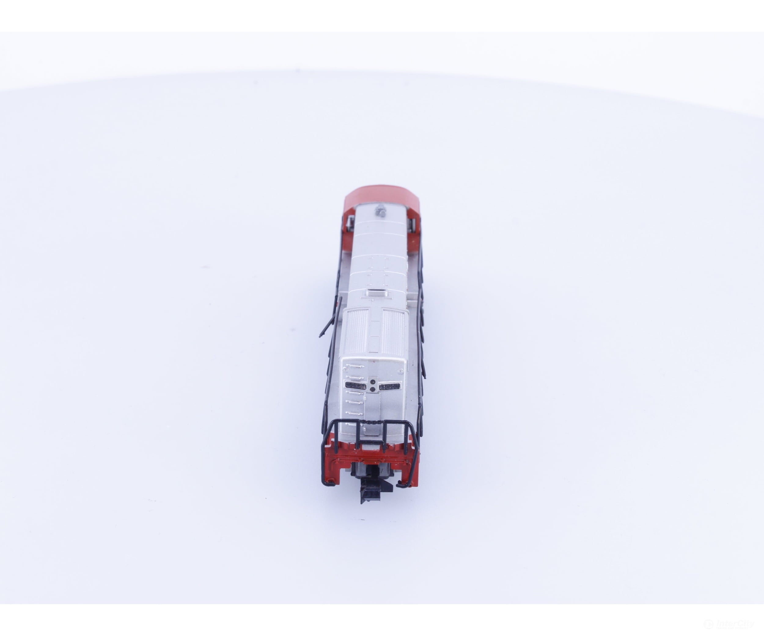 Minitrix 51200600 N U28C Warbonnet Diesel Locomotive #2 Santa Fe (SF) 576 Analog DC - Locomotives