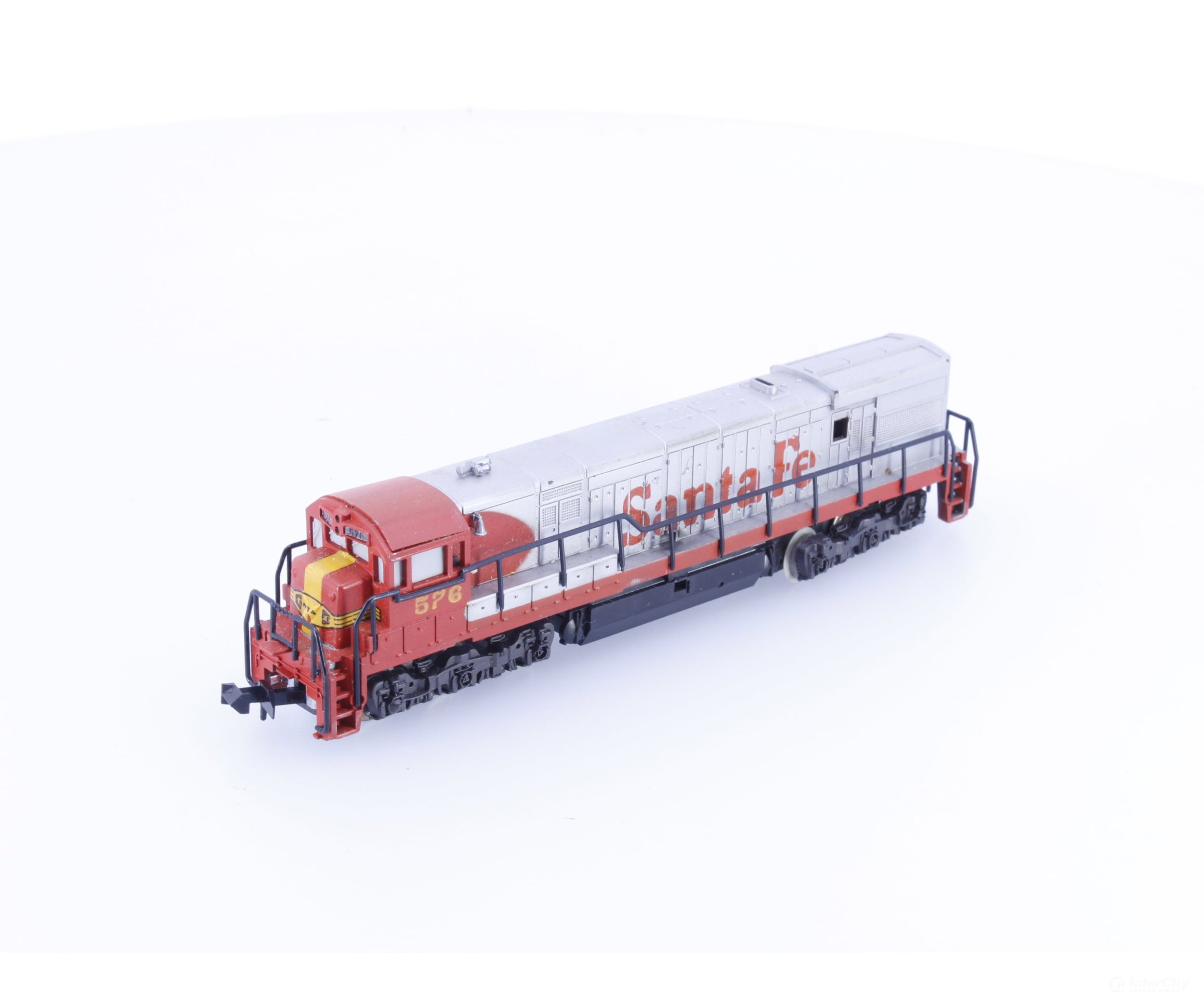 Minitrix 51200600 N U28C Warbonnet Diesel Locomotive Santa Fe (SF) 576 Analog DC - Locomotives