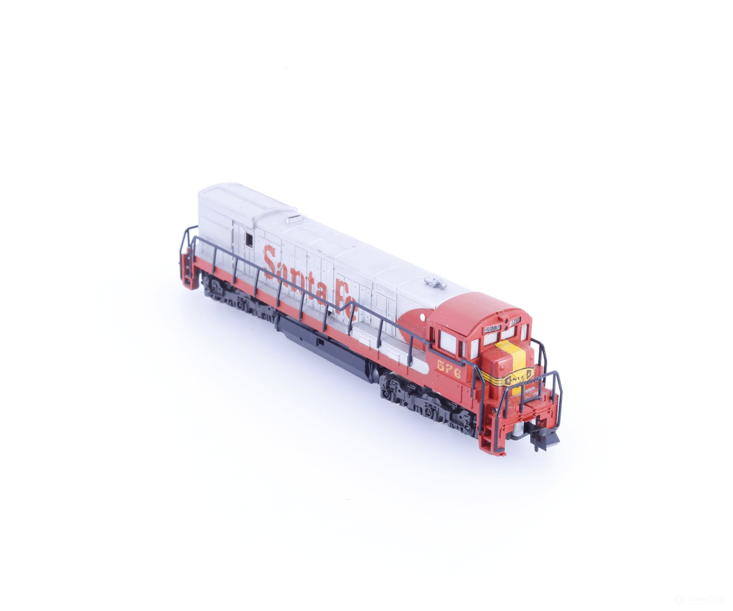 Minitrix 51200600 N U28C Warbonnet Diesel Locomotive Santa Fe (SF) 576 Analog DC - Locomotives