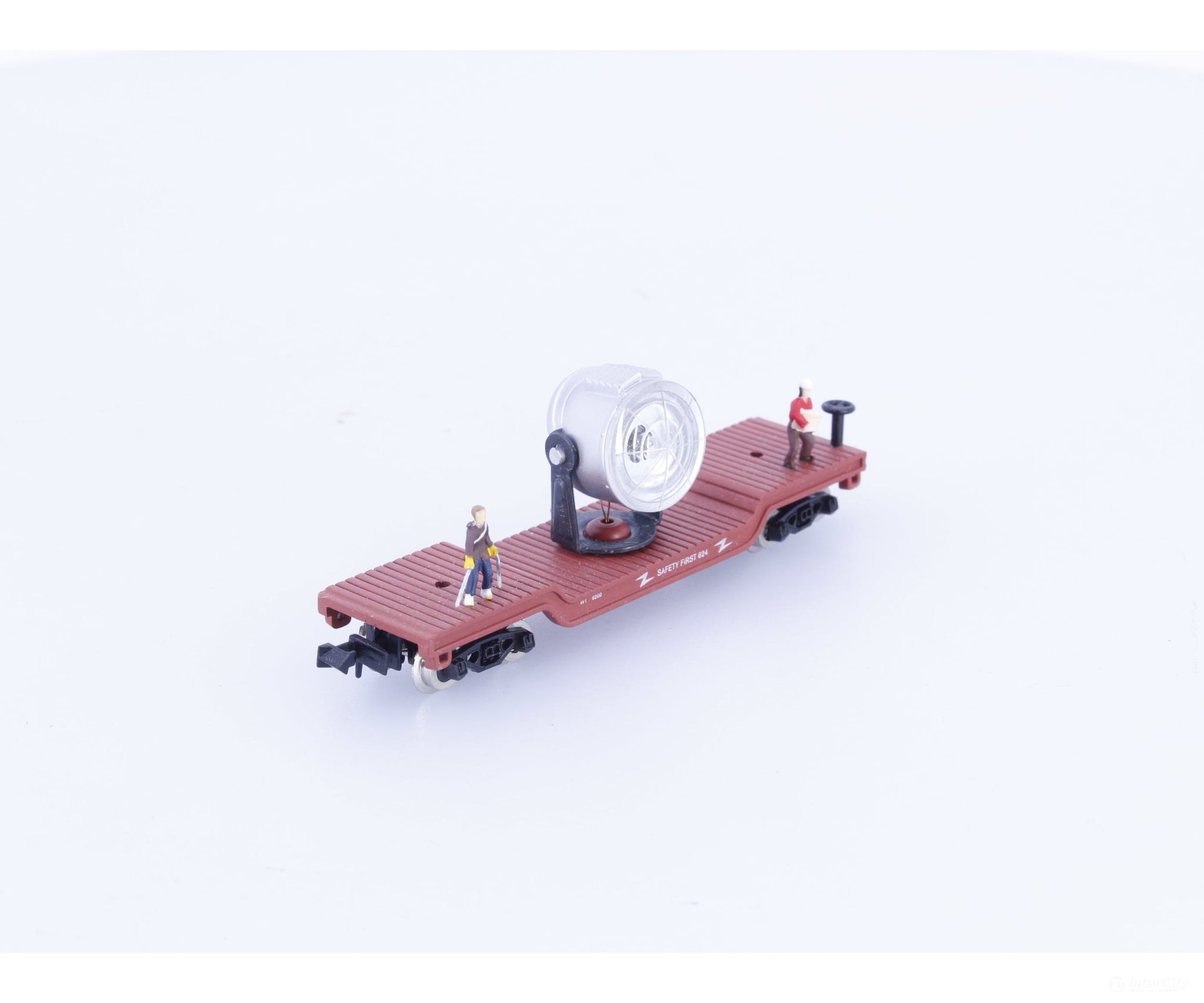 Model Power 4100 N Depressed Center Metal Searchlight Flat Car with Figures 824 - Freight Cars