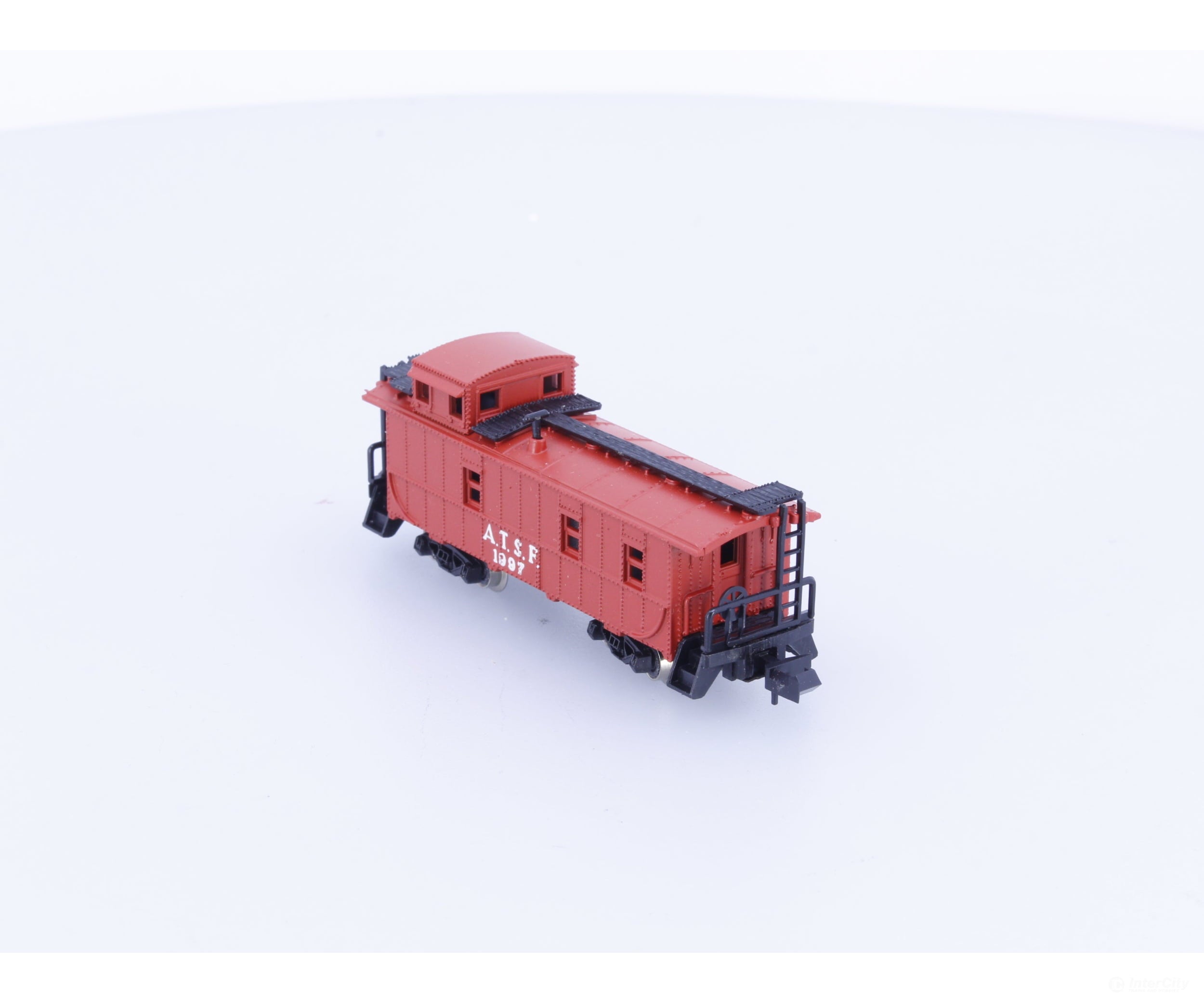 MRC 7080 N 34’ Caboose Atchison Topeka and Santa Fe (ATSF) 1997 Freight Cars